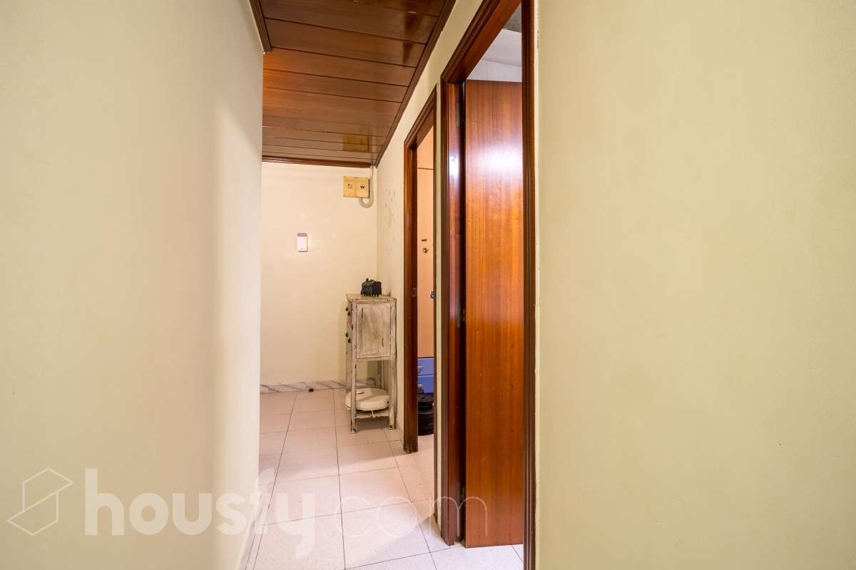 Housfy vende 🏡 luminoso piso ubicado en Badalona, el cuál consta de 53m2 útiles (verificados con la Dirección General de Catastro). Construido en el año: 1965. Distribución de estancias -Salón-comedor -2 Dormitorios -1 Baño -Cocina equipada -La vivienda dispone de altillos. Características específicas -Terraza -Puerta blindada Zona y entorno Respecto a la ubicación, se sitúa en Badalona, municipio de Barcelona. Esta propiedad se encuentra cerca de transporte público, colegios, supermercados y farmacias. Aviso legal El precio de venta no incluye gastos de la compraventa como notaría, registro, impuestos, ni tampoco honorarios agencia. Esta publicación no es vinculante. Consulta siempre la nota simple con Housfy antes de formalizar la compraventa. Sobre nosotros Housfy es la plataforma integral de servicios inmobiliarios. Nuestra combinación de expertos y tecnología pone al alcance de todo el mundo servicios cómodos, claros y seguros. AICAT número: 7922. Nos encargamos de la gestión y asesoramiento de la compra. ¡Olvídate de todo! Hacemos los trámites por ti. Y, si además necesitas financiación, ponemos a tu disposición un bróker hipotecario para ayudarte a conseguir las mejores condiciones para tu perfil económico. ¿Quieres visitarla? Contacta con Housfy y agenda tu visita sin compromiso. Más información en: housfy.com En cumplimiento de la Ley 8/2026 en Cataluña, el certificado de presencia o ausencia de amianto se encuentra en proceso de tramitación.-20