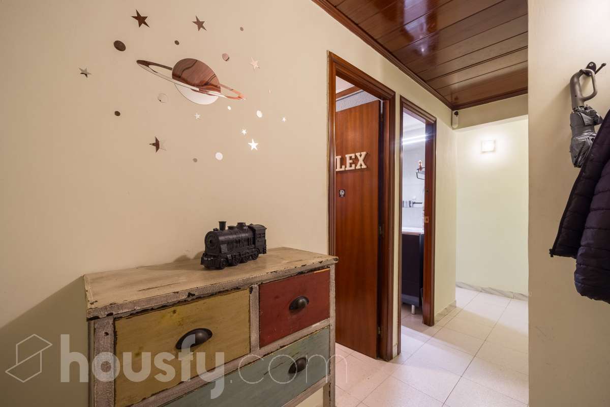 Housfy vende 🏡 luminoso piso ubicado en Badalona, el cuál consta de 53m2 útiles (verificados con la Dirección General de Catastro). Construido en el año: 1965. Distribución de estancias -Salón-comedor -2 Dormitorios -1 Baño -Cocina equipada -La vivienda dispone de altillos. Características específicas -Terraza -Puerta blindada Zona y entorno Respecto a la ubicación, se sitúa en Badalona, municipio de Barcelona. Esta propiedad se encuentra cerca de transporte público, colegios, supermercados y farmacias. Aviso legal El precio de venta no incluye gastos de la compraventa como notaría, registro, impuestos, ni tampoco honorarios agencia. Esta publicación no es vinculante. Consulta siempre la nota simple con Housfy antes de formalizar la compraventa. Sobre nosotros Housfy es la plataforma integral de servicios inmobiliarios. Nuestra combinación de expertos y tecnología pone al alcance de todo el mundo servicios cómodos, claros y seguros. AICAT número: 7922. Nos encargamos de la gestión y asesoramiento de la compra. ¡Olvídate de todo! Hacemos los trámites por ti. Y, si además necesitas financiación, ponemos a tu disposición un bróker hipotecario para ayudarte a conseguir las mejores condiciones para tu perfil económico. ¿Quieres visitarla? Contacta con Housfy y agenda tu visita sin compromiso. Más información en: housfy.com En cumplimiento de la Ley 8/2026 en Cataluña, el certificado de presencia o ausencia de amianto se encuentra en proceso de tramitación.-17