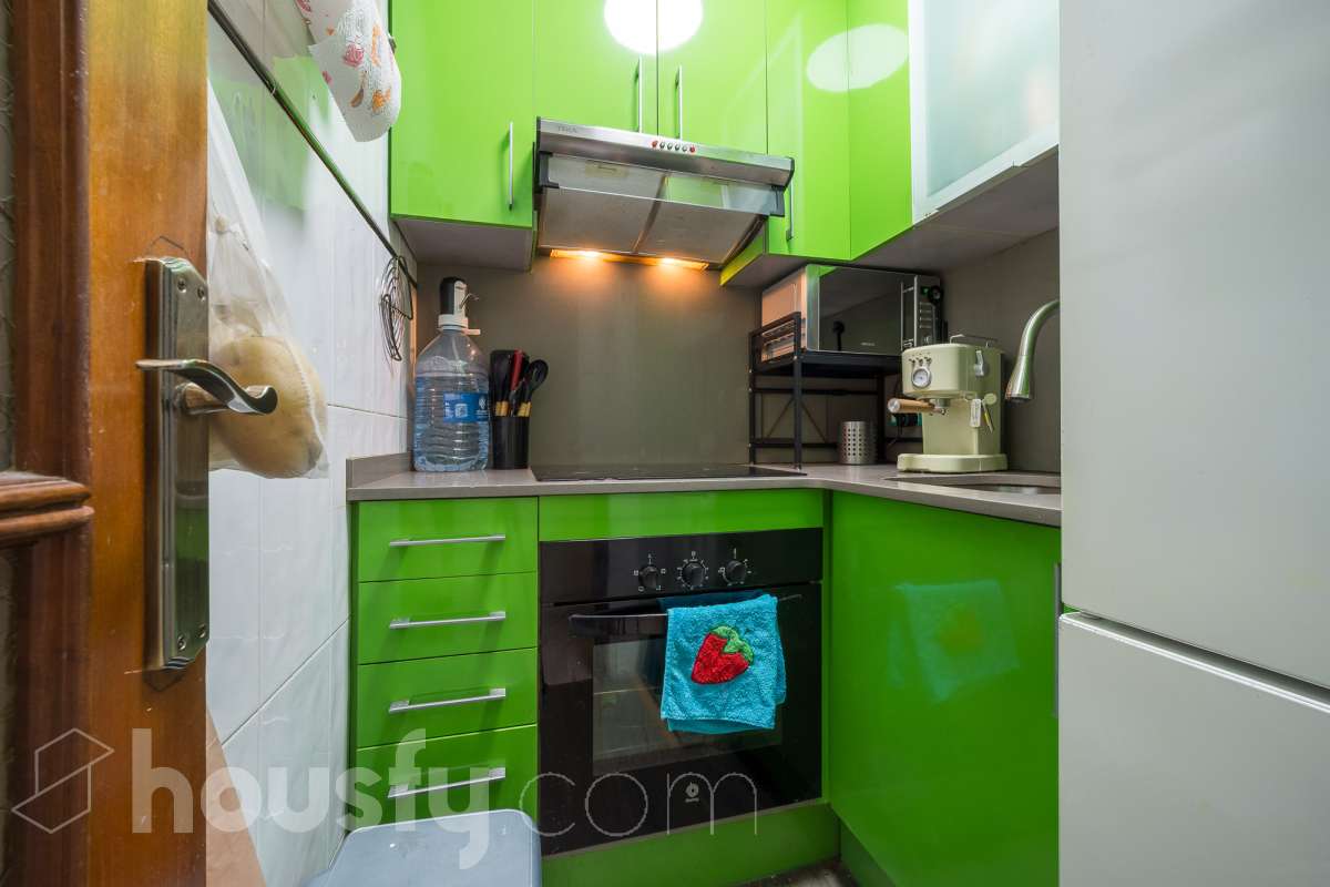 Housfy vende 🏡 luminoso piso ubicado en Badalona, el cuál consta de 53m2 útiles (verificados con la Dirección General de Catastro). Construido en el año: 1965. Distribución de estancias -Salón-comedor -2 Dormitorios -1 Baño -Cocina equipada -La vivienda dispone de altillos. Características específicas -Terraza -Puerta blindada Zona y entorno Respecto a la ubicación, se sitúa en Badalona, municipio de Barcelona. Esta propiedad se encuentra cerca de transporte público, colegios, supermercados y farmacias. Aviso legal El precio de venta no incluye gastos de la compraventa como notaría, registro, impuestos, ni tampoco honorarios agencia. Esta publicación no es vinculante. Consulta siempre la nota simple con Housfy antes de formalizar la compraventa. Sobre nosotros Housfy es la plataforma integral de servicios inmobiliarios. Nuestra combinación de expertos y tecnología pone al alcance de todo el mundo servicios cómodos, claros y seguros. AICAT número: 7922. Nos encargamos de la gestión y asesoramiento de la compra. ¡Olvídate de todo! Hacemos los trámites por ti. Y, si además necesitas financiación, ponemos a tu disposición un bróker hipotecario para ayudarte a conseguir las mejores condiciones para tu perfil económico. ¿Quieres visitarla? Contacta con Housfy y agenda tu visita sin compromiso. Más información en: housfy.com En cumplimiento de la Ley 8/2026 en Cataluña, el certificado de presencia o ausencia de amianto se encuentra en proceso de tramitación.-12