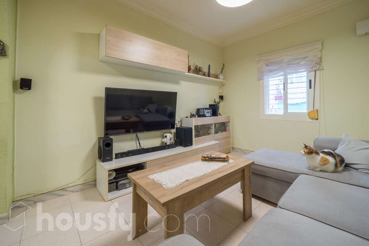 Housfy vende 🏡 luminoso piso ubicado en Badalona, el cuál consta de 53m2 útiles (verificados con la Dirección General de Catastro). Construido en el año: 1965. Distribución de estancias -Salón-comedor -2 Dormitorios -1 Baño -Cocina equipada -La vivienda dispone de altillos. Características específicas -Terraza -Puerta blindada Zona y entorno Respecto a la ubicación, se sitúa en Badalona, municipio de Barcelona. Esta propiedad se encuentra cerca de transporte público, colegios, supermercados y farmacias. Aviso legal El precio de venta no incluye gastos de la compraventa como notaría, registro, impuestos, ni tampoco honorarios agencia. Esta publicación no es vinculante. Consulta siempre la nota simple con Housfy antes de formalizar la compraventa. Sobre nosotros Housfy es la plataforma integral de servicios inmobiliarios. Nuestra combinación de expertos y tecnología pone al alcance de todo el mundo servicios cómodos, claros y seguros. AICAT número: 7922. Nos encargamos de la gestión y asesoramiento de la compra. ¡Olvídate de todo! Hacemos los trámites por ti. Y, si además necesitas financiación, ponemos a tu disposición un bróker hipotecario para ayudarte a conseguir las mejores condiciones para tu perfil económico. ¿Quieres visitarla? Contacta con Housfy y agenda tu visita sin compromiso. Más información en: housfy.com En cumplimiento de la Ley 8/2026 en Cataluña, el certificado de presencia o ausencia de amianto se encuentra en proceso de tramitación.-7