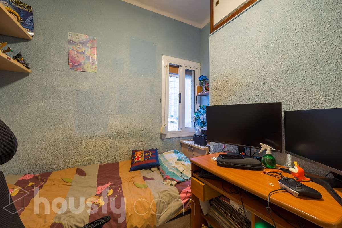 Housfy vende 🏡 luminoso piso ubicado en Badalona, el cuál consta de 53m2 útiles (verificados con la Dirección General de Catastro). Construido en el año: 1965. Distribución de estancias -Salón-comedor -2 Dormitorios -1 Baño -Cocina equipada -La vivienda dispone de altillos. Características específicas -Terraza -Puerta blindada Zona y entorno Respecto a la ubicación, se sitúa en Badalona, municipio de Barcelona. Esta propiedad se encuentra cerca de transporte público, colegios, supermercados y farmacias. Aviso legal El precio de venta no incluye gastos de la compraventa como notaría, registro, impuestos, ni tampoco honorarios agencia. Esta publicación no es vinculante. Consulta siempre la nota simple con Housfy antes de formalizar la compraventa. Sobre nosotros Housfy es la plataforma integral de servicios inmobiliarios. Nuestra combinación de expertos y tecnología pone al alcance de todo el mundo servicios cómodos, claros y seguros. AICAT número: 7922. Nos encargamos de la gestión y asesoramiento de la compra. ¡Olvídate de todo! Hacemos los trámites por ti. Y, si además necesitas financiación, ponemos a tu disposición un bróker hipotecario para ayudarte a conseguir las mejores condiciones para tu perfil económico. ¿Quieres visitarla? Contacta con Housfy y agenda tu visita sin compromiso. Más información en: housfy.com En cumplimiento de la Ley 8/2026 en Cataluña, el certificado de presencia o ausencia de amianto se encuentra en proceso de tramitación.-9