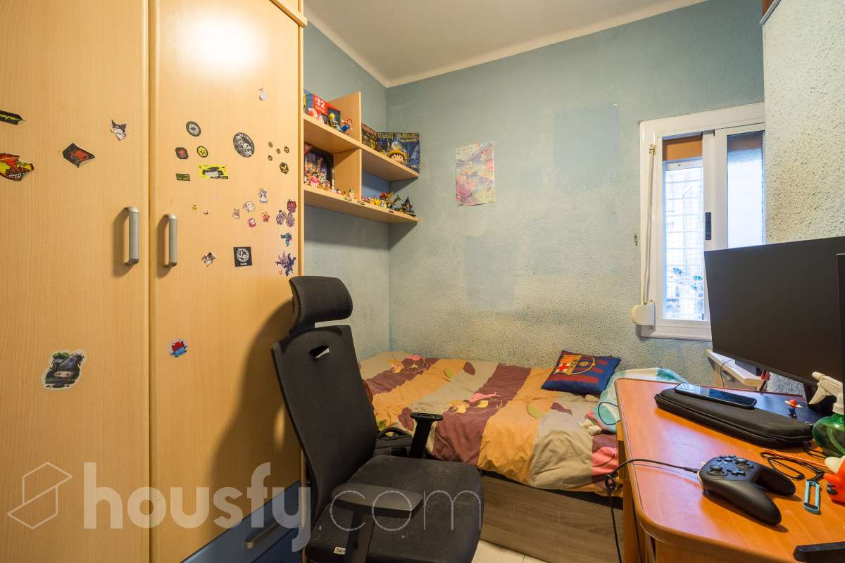 Housfy vende 🏡 luminoso piso ubicado en Badalona, el cuál consta de 53m2 útiles (verificados con la Dirección General de Catastro). Construido en el año: 1965. Distribución de estancias -Salón-comedor -2 Dormitorios -1 Baño -Cocina equipada -La vivienda dispone de altillos. Características específicas -Terraza -Puerta blindada Zona y entorno Respecto a la ubicación, se sitúa en Badalona, municipio de Barcelona. Esta propiedad se encuentra cerca de transporte público, colegios, supermercados y farmacias. Aviso legal El precio de venta no incluye gastos de la compraventa como notaría, registro, impuestos, ni tampoco honorarios agencia. Esta publicación no es vinculante. Consulta siempre la nota simple con Housfy antes de formalizar la compraventa. Sobre nosotros Housfy es la plataforma integral de servicios inmobiliarios. Nuestra combinación de expertos y tecnología pone al alcance de todo el mundo servicios cómodos, claros y seguros. AICAT número: 7922. Nos encargamos de la gestión y asesoramiento de la compra. ¡Olvídate de todo! Hacemos los trámites por ti. Y, si además necesitas financiación, ponemos a tu disposición un bróker hipotecario para ayudarte a conseguir las mejores condiciones para tu perfil económico. ¿Quieres visitarla? Contacta con Housfy y agenda tu visita sin compromiso. Más información en: housfy.com En cumplimiento de la Ley 8/2026 en Cataluña, el certificado de presencia o ausencia de amianto se encuentra en proceso de tramitación.-8