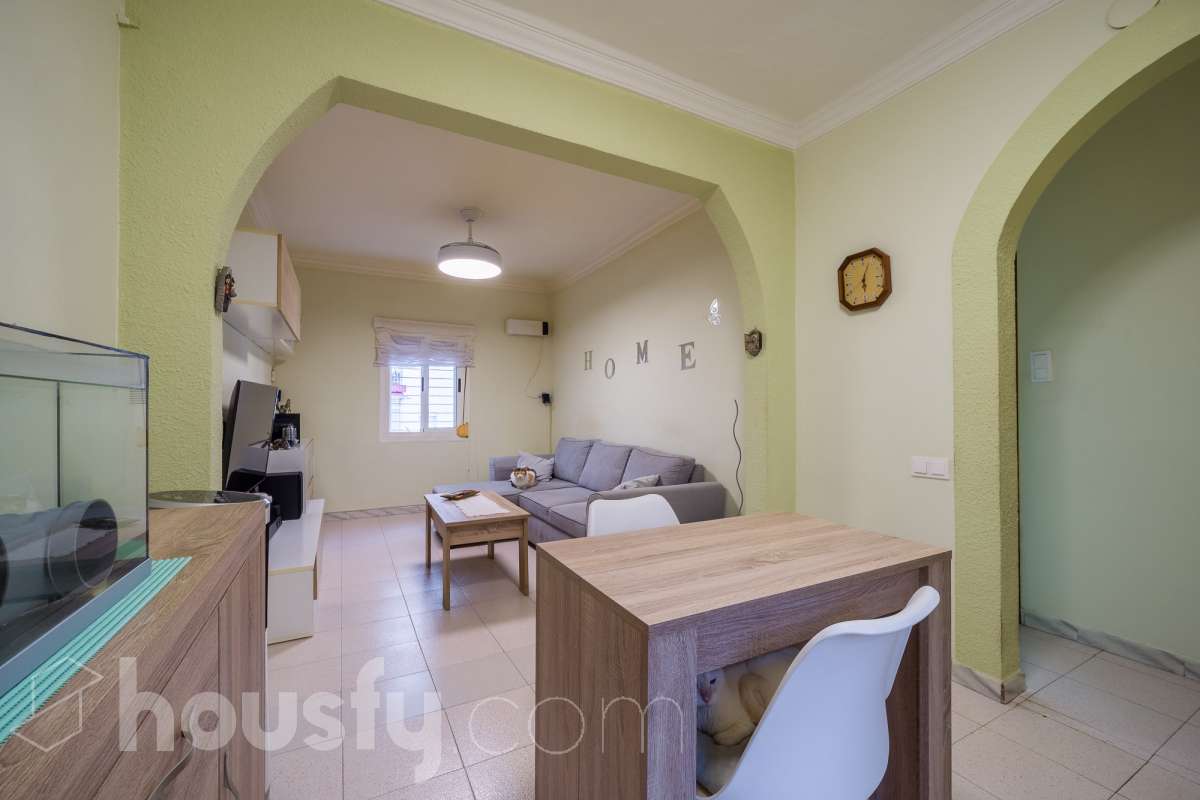 Housfy vende 🏡 luminoso piso ubicado en Badalona, el cuál consta de 53m2 útiles (verificados con la Dirección General de Catastro). Construido en el año: 1965. Distribución de estancias -Salón-comedor -2 Dormitorios -1 Baño -Cocina equipada -La vivienda dispone de altillos. Características específicas -Terraza -Puerta blindada Zona y entorno Respecto a la ubicación, se sitúa en Badalona, municipio de Barcelona. Esta propiedad se encuentra cerca de transporte público, colegios, supermercados y farmacias. Aviso legal El precio de venta no incluye gastos de la compraventa como notaría, registro, impuestos, ni tampoco honorarios agencia. Esta publicación no es vinculante. Consulta siempre la nota simple con Housfy antes de formalizar la compraventa. Sobre nosotros Housfy es la plataforma integral de servicios inmobiliarios. Nuestra combinación de expertos y tecnología pone al alcance de todo el mundo servicios cómodos, claros y seguros. AICAT número: 7922. Nos encargamos de la gestión y asesoramiento de la compra. ¡Olvídate de todo! Hacemos los trámites por ti. Y, si además necesitas financiación, ponemos a tu disposición un bróker hipotecario para ayudarte a conseguir las mejores condiciones para tu perfil económico. ¿Quieres visitarla? Contacta con Housfy y agenda tu visita sin compromiso. Más información en: housfy.com En cumplimiento de la Ley 8/2026 en Cataluña, el certificado de presencia o ausencia de amianto se encuentra en proceso de tramitación.-4