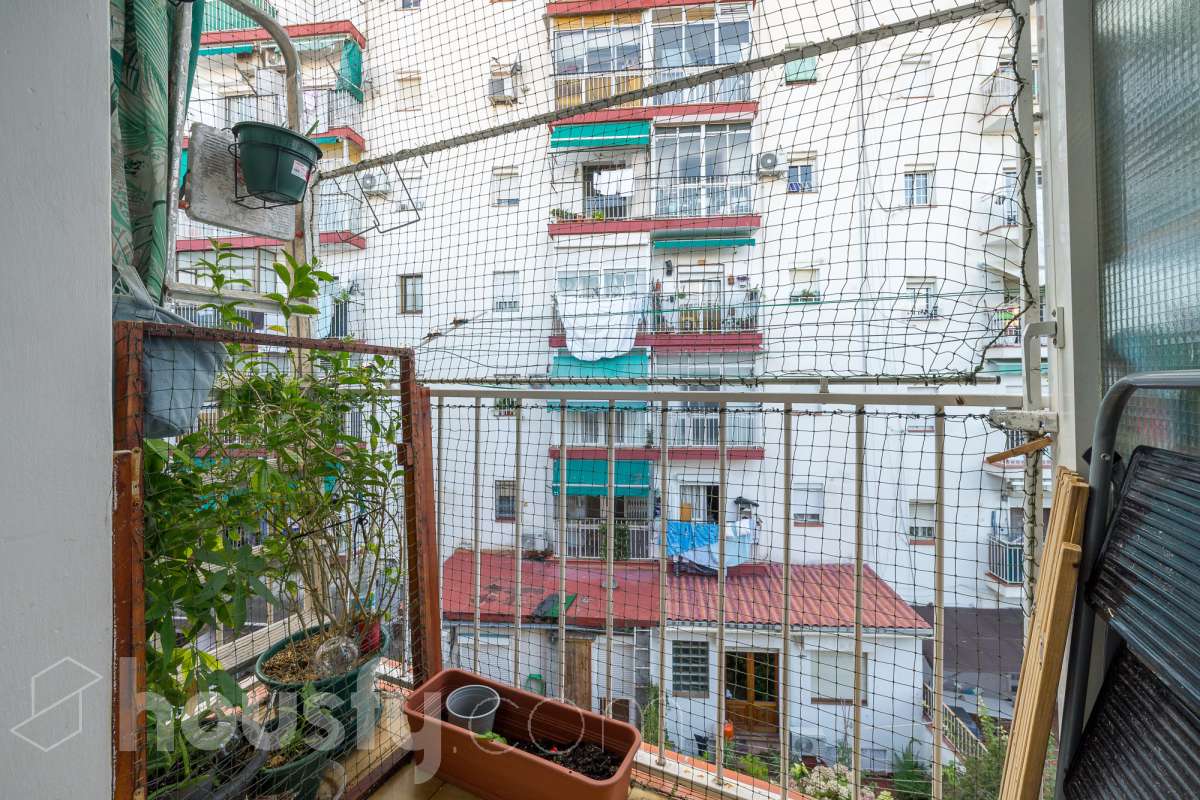Housfy vende 🏡 luminoso piso ubicado en Badalona, el cuál consta de 53m2 útiles (verificados con la Dirección General de Catastro). Construido en el año: 1965. Distribución de estancias -Salón-comedor -2 Dormitorios -1 Baño -Cocina equipada -La vivienda dispone de altillos. Características específicas -Terraza -Puerta blindada Zona y entorno Respecto a la ubicación, se sitúa en Badalona, municipio de Barcelona. Esta propiedad se encuentra cerca de transporte público, colegios, supermercados y farmacias. Aviso legal El precio de venta no incluye gastos de la compraventa como notaría, registro, impuestos, ni tampoco honorarios agencia. Esta publicación no es vinculante. Consulta siempre la nota simple con Housfy antes de formalizar la compraventa. Sobre nosotros Housfy es la plataforma integral de servicios inmobiliarios. Nuestra combinación de expertos y tecnología pone al alcance de todo el mundo servicios cómodos, claros y seguros. AICAT número: 7922. Nos encargamos de la gestión y asesoramiento de la compra. ¡Olvídate de todo! Hacemos los trámites por ti. Y, si además necesitas financiación, ponemos a tu disposición un bróker hipotecario para ayudarte a conseguir las mejores condiciones para tu perfil económico. ¿Quieres visitarla? Contacta con Housfy y agenda tu visita sin compromiso. Más información en: housfy.com En cumplimiento de la Ley 8/2026 en Cataluña, el certificado de presencia o ausencia de amianto se encuentra en proceso de tramitación.-15