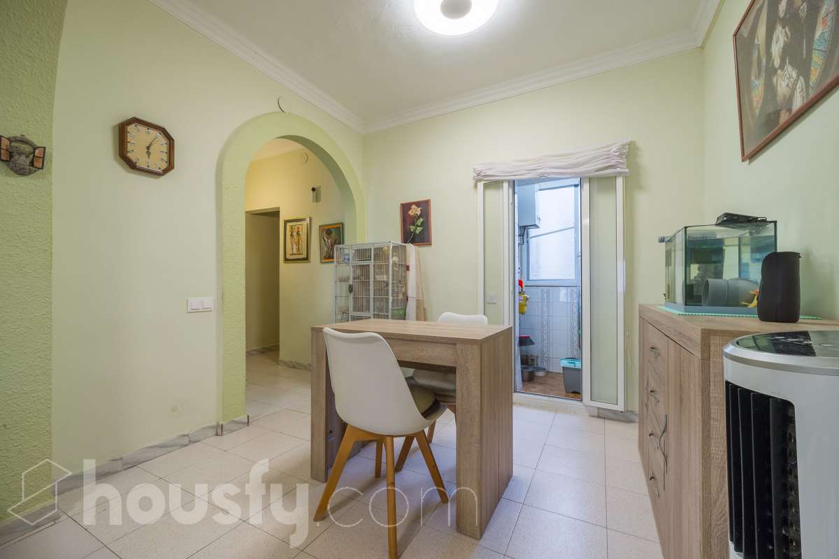 Housfy vende 🏡 luminoso piso ubicado en Badalona, el cuál consta de 53m2 útiles (verificados con la Dirección General de Catastro). Construido en el año: 1965. Distribución de estancias -Salón-comedor -2 Dormitorios -1 Baño -Cocina equipada -La vivienda dispone de altillos. Características específicas -Terraza -Puerta blindada Zona y entorno Respecto a la ubicación, se sitúa en Badalona, municipio de Barcelona. Esta propiedad se encuentra cerca de transporte público, colegios, supermercados y farmacias. Aviso legal El precio de venta no incluye gastos de la compraventa como notaría, registro, impuestos, ni tampoco honorarios agencia. Esta publicación no es vinculante. Consulta siempre la nota simple con Housfy antes de formalizar la compraventa. Sobre nosotros Housfy es la plataforma integral de servicios inmobiliarios. Nuestra combinación de expertos y tecnología pone al alcance de todo el mundo servicios cómodos, claros y seguros. AICAT número: 7922. Nos encargamos de la gestión y asesoramiento de la compra. ¡Olvídate de todo! Hacemos los trámites por ti. Y, si además necesitas financiación, ponemos a tu disposición un bróker hipotecario para ayudarte a conseguir las mejores condiciones para tu perfil económico. ¿Quieres visitarla? Contacta con Housfy y agenda tu visita sin compromiso. Más información en: housfy.com En cumplimiento de la Ley 8/2026 en Cataluña, el certificado de presencia o ausencia de amianto se encuentra en proceso de tramitación.-6