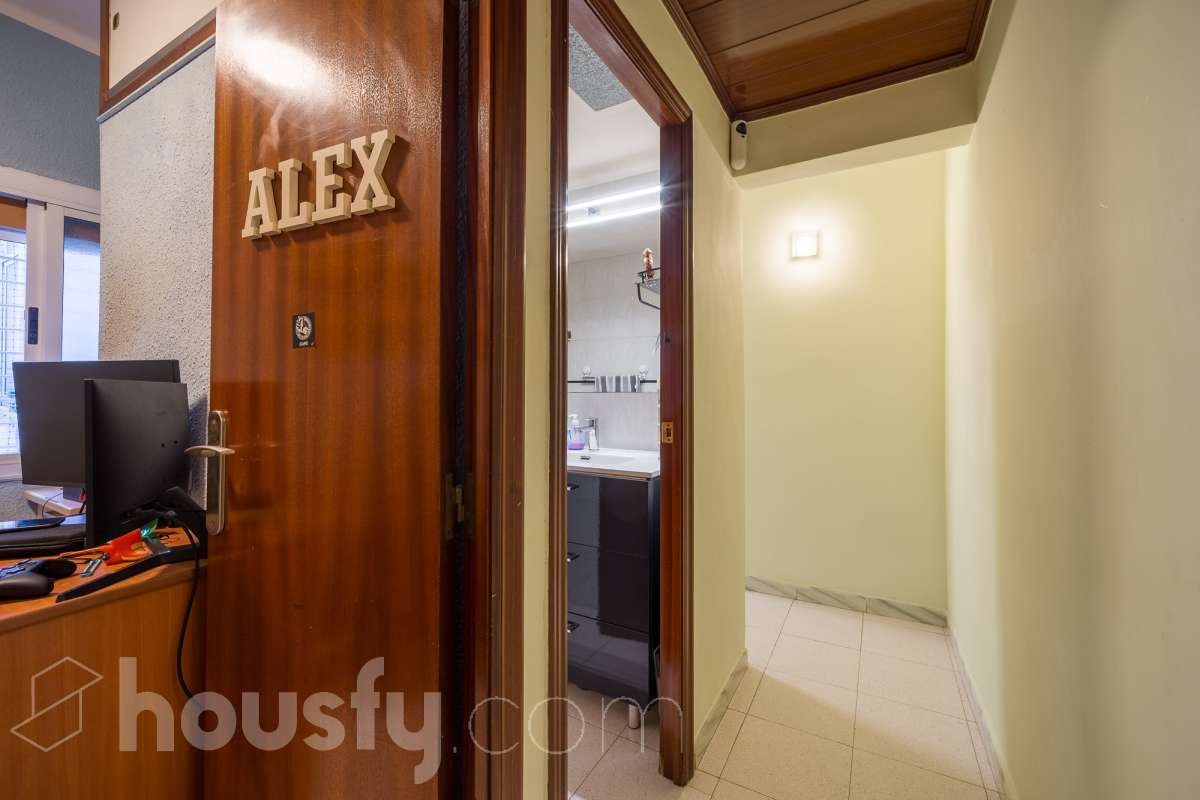 Housfy vende 🏡 luminoso piso ubicado en Badalona, el cuál consta de 53m2 útiles (verificados con la Dirección General de Catastro). Construido en el año: 1965. Distribución de estancias -Salón-comedor -2 Dormitorios -1 Baño -Cocina equipada -La vivienda dispone de altillos. Características específicas -Terraza -Puerta blindada Zona y entorno Respecto a la ubicación, se sitúa en Badalona, municipio de Barcelona. Esta propiedad se encuentra cerca de transporte público, colegios, supermercados y farmacias. Aviso legal El precio de venta no incluye gastos de la compraventa como notaría, registro, impuestos, ni tampoco honorarios agencia. Esta publicación no es vinculante. Consulta siempre la nota simple con Housfy antes de formalizar la compraventa. Sobre nosotros Housfy es la plataforma integral de servicios inmobiliarios. Nuestra combinación de expertos y tecnología pone al alcance de todo el mundo servicios cómodos, claros y seguros. AICAT número: 7922. Nos encargamos de la gestión y asesoramiento de la compra. ¡Olvídate de todo! Hacemos los trámites por ti. Y, si además necesitas financiación, ponemos a tu disposición un bróker hipotecario para ayudarte a conseguir las mejores condiciones para tu perfil económico. ¿Quieres visitarla? Contacta con Housfy y agenda tu visita sin compromiso. Más información en: housfy.com En cumplimiento de la Ley 8/2026 en Cataluña, el certificado de presencia o ausencia de amianto se encuentra en proceso de tramitación.-19