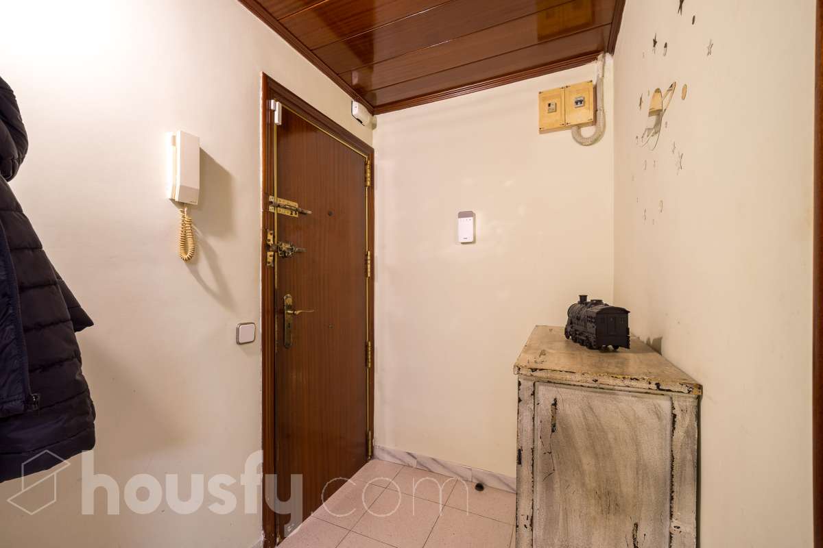 Housfy vende 🏡 luminoso piso ubicado en Badalona, el cuál consta de 53m2 útiles (verificados con la Dirección General de Catastro). Construido en el año: 1965. Distribución de estancias -Salón-comedor -2 Dormitorios -1 Baño -Cocina equipada -La vivienda dispone de altillos. Características específicas -Terraza -Puerta blindada Zona y entorno Respecto a la ubicación, se sitúa en Badalona, municipio de Barcelona. Esta propiedad se encuentra cerca de transporte público, colegios, supermercados y farmacias. Aviso legal El precio de venta no incluye gastos de la compraventa como notaría, registro, impuestos, ni tampoco honorarios agencia. Esta publicación no es vinculante. Consulta siempre la nota simple con Housfy antes de formalizar la compraventa. Sobre nosotros Housfy es la plataforma integral de servicios inmobiliarios. Nuestra combinación de expertos y tecnología pone al alcance de todo el mundo servicios cómodos, claros y seguros. AICAT número: 7922. Nos encargamos de la gestión y asesoramiento de la compra. ¡Olvídate de todo! Hacemos los trámites por ti. Y, si además necesitas financiación, ponemos a tu disposición un bróker hipotecario para ayudarte a conseguir las mejores condiciones para tu perfil económico. ¿Quieres visitarla? Contacta con Housfy y agenda tu visita sin compromiso. Más información en: housfy.com En cumplimiento de la Ley 8/2026 en Cataluña, el certificado de presencia o ausencia de amianto se encuentra en proceso de tramitación.-18