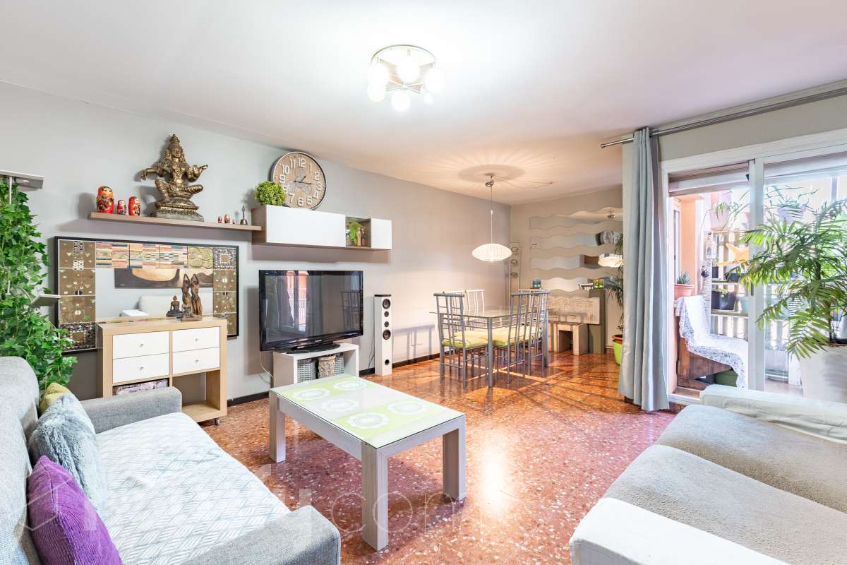 Piso luminoso con amplio comedor, 3 habitaciones, galeria y muchas posibilidades en Gracia!