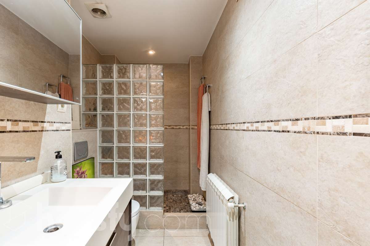 Piso luminoso con amplio comedor, 3 habitaciones, galeria y muchas posibilidades en Gracia!-24