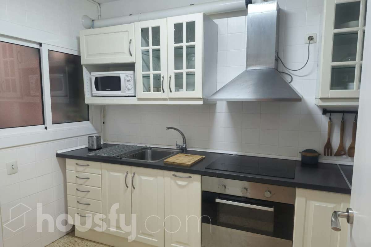 Housfy vende luminoso piso en Calafell con terraza y plaza de garaje Piso de 81 m² útiles, según la Dirección General del Catastro, ubicado en Calafell y con una distribución cómoda y funcional. La vivienda dispone de un amplio salón-comedor con salida a terraza, 3 dormitorios, 1 baño y una cocina equipada. Entre sus características destacan la terraza, plaza de garaje, trastero y calefacción, ofreciendo un espacio cómodo y práctico para el día a día. Una vivienda ideal tanto como residencia habitual como para disfrutar de Calafell y sus alrededores. Contacta con Housfy y solicita tu visita. Zona y entorno Ubicado en Calafell, en una zona cómoda y bien comunicada, cerca de transporte público, colegios, supermercados, farmacias y todos los servicios necesarios para el día a día. Aviso legal El precio de venta no incluye gastos de la compraventa como notaría, registro, impuestos, ni tampoco honorarios agencia. Esta publicación no es vinculante. Consulta siempre la nota simple con Housfy antes de formalizar la compraventa. Sobre nosotros Housfy es la plataforma integral de servicios inmobiliarios. Nuestra combinación de expertos y tecnología pone al alcance de todo el mundo servicios cómodos, claros y seguros. AICAT número: 7922. Nos encargamos de la gestión y asesoramiento de la compra. ¡Olvídate de todo! Hacemos los trámites por ti. Y, si además necesitas financiación, ponemos a tu disposición un bróker hipotecario para ayudarte a conseguir las mejores condiciones para tu perfil económico. ¿Quieres visitarla? Contacta con Housfy y agenda tu visita sin compromiso. Más información en: housfy.com En cumplimiento de la Ley 8/2026 en Cataluña, el certificado de presencia o ausencia de amianto se encuentra en proceso de tramitación-18