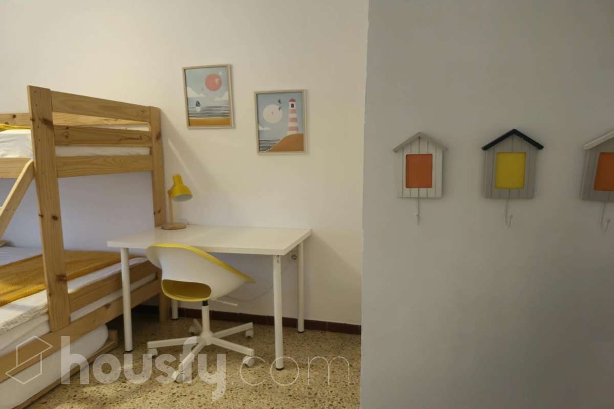 Housfy vende luminoso piso en Calafell con terraza y plaza de garaje Piso de 81 m² útiles, según la Dirección General del Catastro, ubicado en Calafell y con una distribución cómoda y funcional. La vivienda dispone de un amplio salón-comedor con salida a terraza, 3 dormitorios, 1 baño y una cocina equipada. Entre sus características destacan la terraza, plaza de garaje, trastero y calefacción, ofreciendo un espacio cómodo y práctico para el día a día. Una vivienda ideal tanto como residencia habitual como para disfrutar de Calafell y sus alrededores. Contacta con Housfy y solicita tu visita. Zona y entorno Ubicado en Calafell, en una zona cómoda y bien comunicada, cerca de transporte público, colegios, supermercados, farmacias y todos los servicios necesarios para el día a día. Aviso legal El precio de venta no incluye gastos de la compraventa como notaría, registro, impuestos, ni tampoco honorarios agencia. Esta publicación no es vinculante. Consulta siempre la nota simple con Housfy antes de formalizar la compraventa. Sobre nosotros Housfy es la plataforma integral de servicios inmobiliarios. Nuestra combinación de expertos y tecnología pone al alcance de todo el mundo servicios cómodos, claros y seguros. AICAT número: 7922. Nos encargamos de la gestión y asesoramiento de la compra. ¡Olvídate de todo! Hacemos los trámites por ti. Y, si además necesitas financiación, ponemos a tu disposición un bróker hipotecario para ayudarte a conseguir las mejores condiciones para tu perfil económico. ¿Quieres visitarla? Contacta con Housfy y agenda tu visita sin compromiso. Más información en: housfy.com En cumplimiento de la Ley 8/2026 en Cataluña, el certificado de presencia o ausencia de amianto se encuentra en proceso de tramitación-15