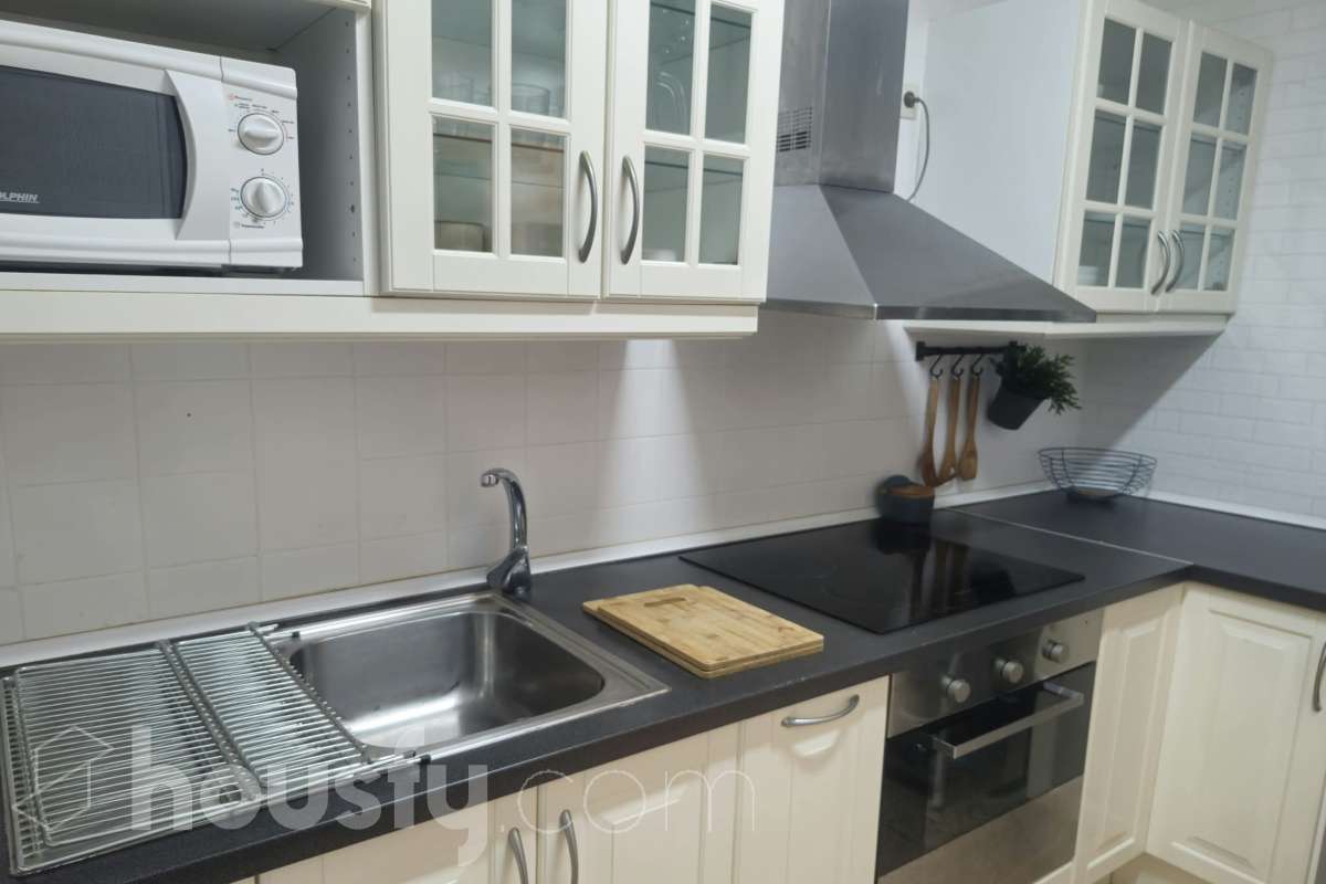 Housfy vende luminoso piso en Calafell con terraza y plaza de garaje Piso de 81 m² útiles, según la Dirección General del Catastro, ubicado en Calafell y con una distribución cómoda y funcional. La vivienda dispone de un amplio salón-comedor con salida a terraza, 3 dormitorios, 1 baño y una cocina equipada. Entre sus características destacan la terraza, plaza de garaje, trastero y calefacción, ofreciendo un espacio cómodo y práctico para el día a día. Una vivienda ideal tanto como residencia habitual como para disfrutar de Calafell y sus alrededores. Contacta con Housfy y solicita tu visita. Zona y entorno Ubicado en Calafell, en una zona cómoda y bien comunicada, cerca de transporte público, colegios, supermercados, farmacias y todos los servicios necesarios para el día a día. Aviso legal El precio de venta no incluye gastos de la compraventa como notaría, registro, impuestos, ni tampoco honorarios agencia. Esta publicación no es vinculante. Consulta siempre la nota simple con Housfy antes de formalizar la compraventa. Sobre nosotros Housfy es la plataforma integral de servicios inmobiliarios. Nuestra combinación de expertos y tecnología pone al alcance de todo el mundo servicios cómodos, claros y seguros. AICAT número: 7922. Nos encargamos de la gestión y asesoramiento de la compra. ¡Olvídate de todo! Hacemos los trámites por ti. Y, si además necesitas financiación, ponemos a tu disposición un bróker hipotecario para ayudarte a conseguir las mejores condiciones para tu perfil económico. ¿Quieres visitarla? Contacta con Housfy y agenda tu visita sin compromiso. Más información en: housfy.com En cumplimiento de la Ley 8/2026 en Cataluña, el certificado de presencia o ausencia de amianto se encuentra en proceso de tramitación-16