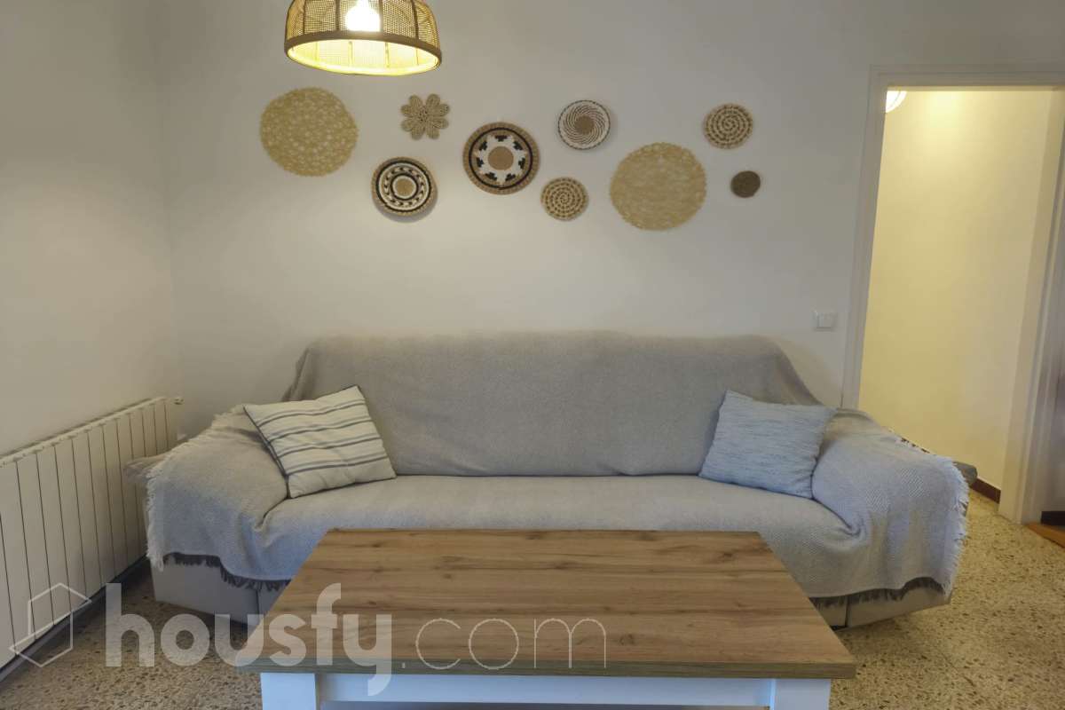 Housfy vende luminoso piso en Calafell con terraza y plaza de garaje Piso de 81 m² útiles, según la Dirección General del Catastro, ubicado en Calafell y con una distribución cómoda y funcional. La vivienda dispone de un amplio salón-comedor con salida a terraza, 3 dormitorios, 1 baño y una cocina equipada. Entre sus características destacan la terraza, plaza de garaje, trastero y calefacción, ofreciendo un espacio cómodo y práctico para el día a día. Una vivienda ideal tanto como residencia habitual como para disfrutar de Calafell y sus alrededores. Contacta con Housfy y solicita tu visita. Zona y entorno Ubicado en Calafell, en una zona cómoda y bien comunicada, cerca de transporte público, colegios, supermercados, farmacias y todos los servicios necesarios para el día a día. Aviso legal El precio de venta no incluye gastos de la compraventa como notaría, registro, impuestos, ni tampoco honorarios agencia. Esta publicación no es vinculante. Consulta siempre la nota simple con Housfy antes de formalizar la compraventa. Sobre nosotros Housfy es la plataforma integral de servicios inmobiliarios. Nuestra combinación de expertos y tecnología pone al alcance de todo el mundo servicios cómodos, claros y seguros. AICAT número: 7922. Nos encargamos de la gestión y asesoramiento de la compra. ¡Olvídate de todo! Hacemos los trámites por ti. Y, si además necesitas financiación, ponemos a tu disposición un bróker hipotecario para ayudarte a conseguir las mejores condiciones para tu perfil económico. ¿Quieres visitarla? Contacta con Housfy y agenda tu visita sin compromiso. Más información en: housfy.com En cumplimiento de la Ley 8/2026 en Cataluña, el certificado de presencia o ausencia de amianto se encuentra en proceso de tramitación-2