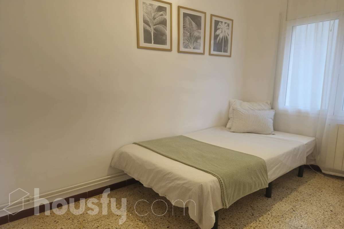 Housfy vende luminoso piso en Calafell con terraza y plaza de garaje Piso de 81 m² útiles, según la Dirección General del Catastro, ubicado en Calafell y con una distribución cómoda y funcional. La vivienda dispone de un amplio salón-comedor con salida a terraza, 3 dormitorios, 1 baño y una cocina equipada. Entre sus características destacan la terraza, plaza de garaje, trastero y calefacción, ofreciendo un espacio cómodo y práctico para el día a día. Una vivienda ideal tanto como residencia habitual como para disfrutar de Calafell y sus alrededores. Contacta con Housfy y solicita tu visita. Zona y entorno Ubicado en Calafell, en una zona cómoda y bien comunicada, cerca de transporte público, colegios, supermercados, farmacias y todos los servicios necesarios para el día a día. Aviso legal El precio de venta no incluye gastos de la compraventa como notaría, registro, impuestos, ni tampoco honorarios agencia. Esta publicación no es vinculante. Consulta siempre la nota simple con Housfy antes de formalizar la compraventa. Sobre nosotros Housfy es la plataforma integral de servicios inmobiliarios. Nuestra combinación de expertos y tecnología pone al alcance de todo el mundo servicios cómodos, claros y seguros. AICAT número: 7922. Nos encargamos de la gestión y asesoramiento de la compra. ¡Olvídate de todo! Hacemos los trámites por ti. Y, si además necesitas financiación, ponemos a tu disposición un bróker hipotecario para ayudarte a conseguir las mejores condiciones para tu perfil económico. ¿Quieres visitarla? Contacta con Housfy y agenda tu visita sin compromiso. Más información en: housfy.com En cumplimiento de la Ley 8/2026 en Cataluña, el certificado de presencia o ausencia de amianto se encuentra en proceso de tramitación-7