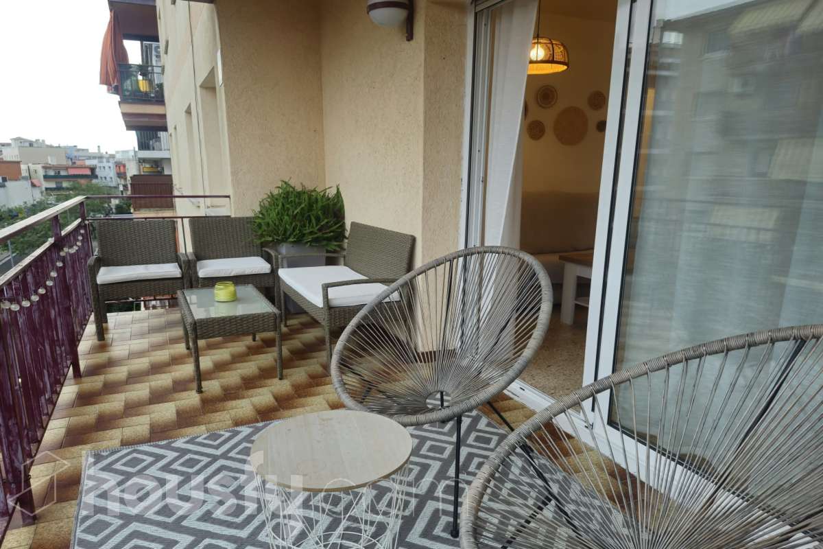 Housfy vende luminoso piso en Calafell con terraza y plaza de garaje Piso de 81 m² útiles, según la Dirección General del Catastro, ubicado en Calafell y con una distribución cómoda y funcional. La vivienda dispone de un amplio salón-comedor con salida a terraza, 3 dormitorios, 1 baño y una cocina equipada. Entre sus características destacan la terraza, plaza de garaje, trastero y calefacción, ofreciendo un espacio cómodo y práctico para el día a día. Una vivienda ideal tanto como residencia habitual como para disfrutar de Calafell y sus alrededores. Contacta con Housfy y solicita tu visita. Zona y entorno Ubicado en Calafell, en una zona cómoda y bien comunicada, cerca de transporte público, colegios, supermercados, farmacias y todos los servicios necesarios para el día a día. Aviso legal El precio de venta no incluye gastos de la compraventa como notaría, registro, impuestos, ni tampoco honorarios agencia. Esta publicación no es vinculante. Consulta siempre la nota simple con Housfy antes de formalizar la compraventa. Sobre nosotros Housfy es la plataforma integral de servicios inmobiliarios. Nuestra combinación de expertos y tecnología pone al alcance de todo el mundo servicios cómodos, claros y seguros. AICAT número: 7922. Nos encargamos de la gestión y asesoramiento de la compra. ¡Olvídate de todo! Hacemos los trámites por ti. Y, si además necesitas financiación, ponemos a tu disposición un bróker hipotecario para ayudarte a conseguir las mejores condiciones para tu perfil económico. ¿Quieres visitarla? Contacta con Housfy y agenda tu visita sin compromiso. Más información en: housfy.com En cumplimiento de la Ley 8/2026 en Cataluña, el certificado de presencia o ausencia de amianto se encuentra en proceso de tramitación-20