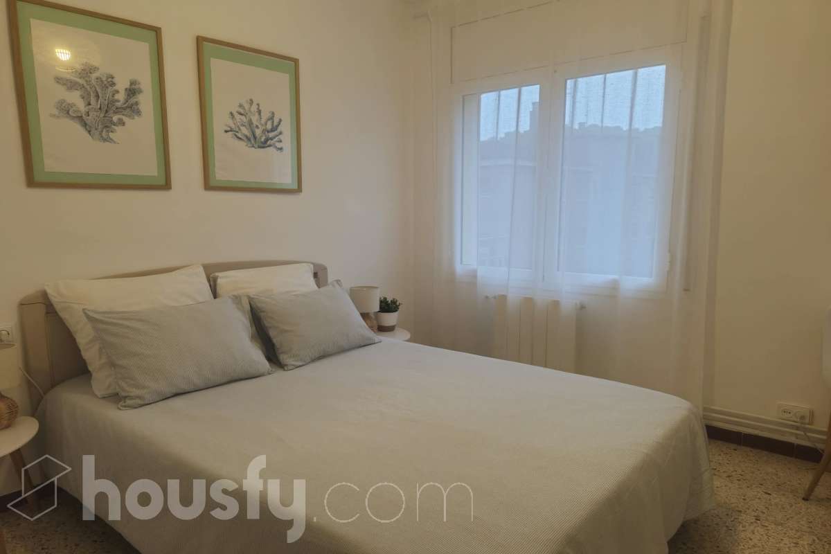 Housfy vende luminoso piso en Calafell con terraza y plaza de garaje Piso de 81 m² útiles, según la Dirección General del Catastro, ubicado en Calafell y con una distribución cómoda y funcional. La vivienda dispone de un amplio salón-comedor con salida a terraza, 3 dormitorios, 1 baño y una cocina equipada. Entre sus características destacan la terraza, plaza de garaje, trastero y calefacción, ofreciendo un espacio cómodo y práctico para el día a día. Una vivienda ideal tanto como residencia habitual como para disfrutar de Calafell y sus alrededores. Contacta con Housfy y solicita tu visita. Zona y entorno Ubicado en Calafell, en una zona cómoda y bien comunicada, cerca de transporte público, colegios, supermercados, farmacias y todos los servicios necesarios para el día a día. Aviso legal El precio de venta no incluye gastos de la compraventa como notaría, registro, impuestos, ni tampoco honorarios agencia. Esta publicación no es vinculante. Consulta siempre la nota simple con Housfy antes de formalizar la compraventa. Sobre nosotros Housfy es la plataforma integral de servicios inmobiliarios. Nuestra combinación de expertos y tecnología pone al alcance de todo el mundo servicios cómodos, claros y seguros. AICAT número: 7922. Nos encargamos de la gestión y asesoramiento de la compra. ¡Olvídate de todo! Hacemos los trámites por ti. Y, si además necesitas financiación, ponemos a tu disposición un bróker hipotecario para ayudarte a conseguir las mejores condiciones para tu perfil económico. ¿Quieres visitarla? Contacta con Housfy y agenda tu visita sin compromiso. Más información en: housfy.com En cumplimiento de la Ley 8/2026 en Cataluña, el certificado de presencia o ausencia de amianto se encuentra en proceso de tramitación-9