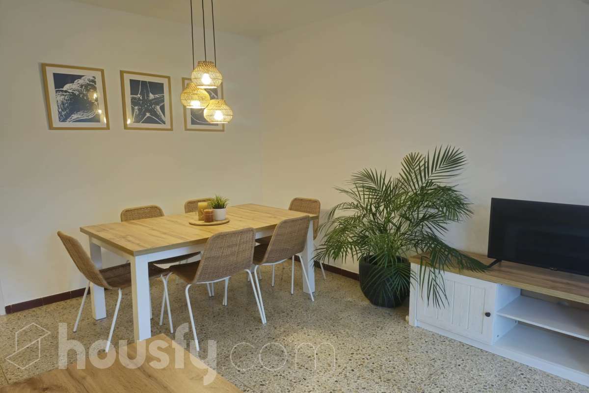 Housfy vende luminoso piso en Calafell con terraza y plaza de garaje Piso de 81 m² útiles, según la Dirección General del Catastro, ubicado en Calafell y con una distribución cómoda y funcional. La vivienda dispone de un amplio salón-comedor con salida a terraza, 3 dormitorios, 1 baño y una cocina equipada. Entre sus características destacan la terraza, plaza de garaje, trastero y calefacción, ofreciendo un espacio cómodo y práctico para el día a día. Una vivienda ideal tanto como residencia habitual como para disfrutar de Calafell y sus alrededores. Contacta con Housfy y solicita tu visita. Zona y entorno Ubicado en Calafell, en una zona cómoda y bien comunicada, cerca de transporte público, colegios, supermercados, farmacias y todos los servicios necesarios para el día a día. Aviso legal El precio de venta no incluye gastos de la compraventa como notaría, registro, impuestos, ni tampoco honorarios agencia. Esta publicación no es vinculante. Consulta siempre la nota simple con Housfy antes de formalizar la compraventa. Sobre nosotros Housfy es la plataforma integral de servicios inmobiliarios. Nuestra combinación de expertos y tecnología pone al alcance de todo el mundo servicios cómodos, claros y seguros. AICAT número: 7922. Nos encargamos de la gestión y asesoramiento de la compra. ¡Olvídate de todo! Hacemos los trámites por ti. Y, si además necesitas financiación, ponemos a tu disposición un bróker hipotecario para ayudarte a conseguir las mejores condiciones para tu perfil económico. ¿Quieres visitarla? Contacta con Housfy y agenda tu visita sin compromiso. Más información en: housfy.com En cumplimiento de la Ley 8/2026 en Cataluña, el certificado de presencia o ausencia de amianto se encuentra en proceso de tramitación-3