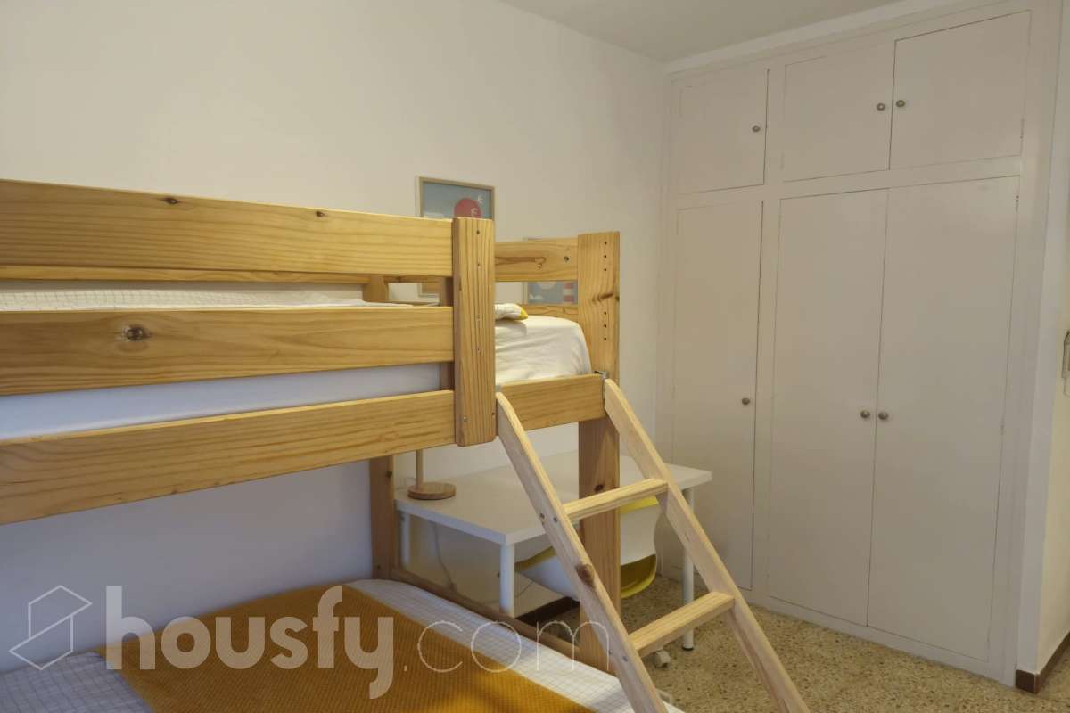 Housfy vende luminoso piso en Calafell con terraza y plaza de garaje Piso de 81 m² útiles, según la Dirección General del Catastro, ubicado en Calafell y con una distribución cómoda y funcional. La vivienda dispone de un amplio salón-comedor con salida a terraza, 3 dormitorios, 1 baño y una cocina equipada. Entre sus características destacan la terraza, plaza de garaje, trastero y calefacción, ofreciendo un espacio cómodo y práctico para el día a día. Una vivienda ideal tanto como residencia habitual como para disfrutar de Calafell y sus alrededores. Contacta con Housfy y solicita tu visita. Zona y entorno Ubicado en Calafell, en una zona cómoda y bien comunicada, cerca de transporte público, colegios, supermercados, farmacias y todos los servicios necesarios para el día a día. Aviso legal El precio de venta no incluye gastos de la compraventa como notaría, registro, impuestos, ni tampoco honorarios agencia. Esta publicación no es vinculante. Consulta siempre la nota simple con Housfy antes de formalizar la compraventa. Sobre nosotros Housfy es la plataforma integral de servicios inmobiliarios. Nuestra combinación de expertos y tecnología pone al alcance de todo el mundo servicios cómodos, claros y seguros. AICAT número: 7922. Nos encargamos de la gestión y asesoramiento de la compra. ¡Olvídate de todo! Hacemos los trámites por ti. Y, si además necesitas financiación, ponemos a tu disposición un bróker hipotecario para ayudarte a conseguir las mejores condiciones para tu perfil económico. ¿Quieres visitarla? Contacta con Housfy y agenda tu visita sin compromiso. Más información en: housfy.com En cumplimiento de la Ley 8/2026 en Cataluña, el certificado de presencia o ausencia de amianto se encuentra en proceso de tramitación-13
