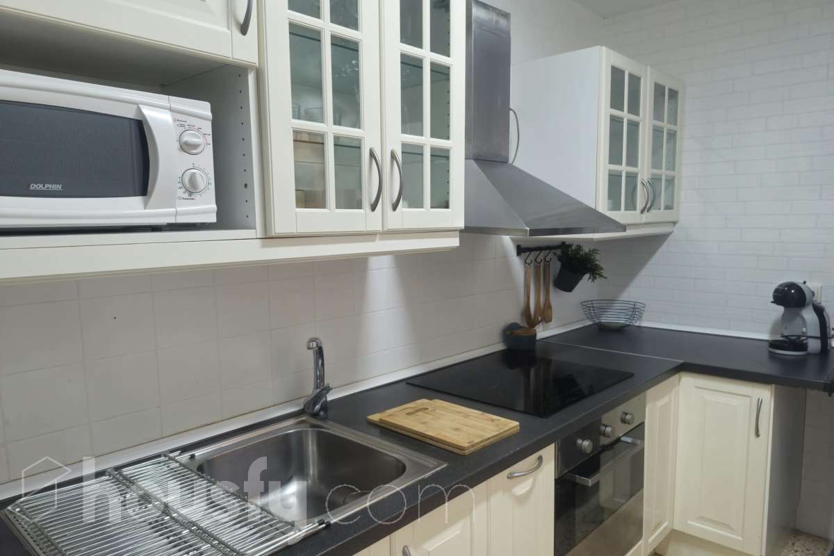 Housfy vende luminoso piso en Calafell con terraza y plaza de garaje Piso de 81 m² útiles, según la Dirección General del Catastro, ubicado en Calafell y con una distribución cómoda y funcional. La vivienda dispone de un amplio salón-comedor con salida a terraza, 3 dormitorios, 1 baño y una cocina equipada. Entre sus características destacan la terraza, plaza de garaje, trastero y calefacción, ofreciendo un espacio cómodo y práctico para el día a día. Una vivienda ideal tanto como residencia habitual como para disfrutar de Calafell y sus alrededores. Contacta con Housfy y solicita tu visita. Zona y entorno Ubicado en Calafell, en una zona cómoda y bien comunicada, cerca de transporte público, colegios, supermercados, farmacias y todos los servicios necesarios para el día a día. Aviso legal El precio de venta no incluye gastos de la compraventa como notaría, registro, impuestos, ni tampoco honorarios agencia. Esta publicación no es vinculante. Consulta siempre la nota simple con Housfy antes de formalizar la compraventa. Sobre nosotros Housfy es la plataforma integral de servicios inmobiliarios. Nuestra combinación de expertos y tecnología pone al alcance de todo el mundo servicios cómodos, claros y seguros. AICAT número: 7922. Nos encargamos de la gestión y asesoramiento de la compra. ¡Olvídate de todo! Hacemos los trámites por ti. Y, si además necesitas financiación, ponemos a tu disposición un bróker hipotecario para ayudarte a conseguir las mejores condiciones para tu perfil económico. ¿Quieres visitarla? Contacta con Housfy y agenda tu visita sin compromiso. Más información en: housfy.com En cumplimiento de la Ley 8/2026 en Cataluña, el certificado de presencia o ausencia de amianto se encuentra en proceso de tramitación-17
