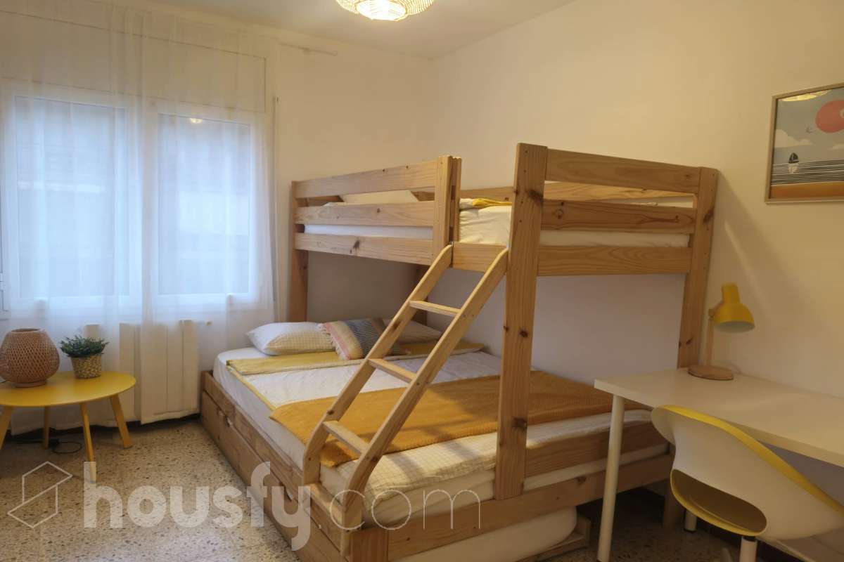 Housfy vende luminoso piso en Calafell con terraza y plaza de garaje Piso de 81 m² útiles, según la Dirección General del Catastro, ubicado en Calafell y con una distribución cómoda y funcional. La vivienda dispone de un amplio salón-comedor con salida a terraza, 3 dormitorios, 1 baño y una cocina equipada. Entre sus características destacan la terraza, plaza de garaje, trastero y calefacción, ofreciendo un espacio cómodo y práctico para el día a día. Una vivienda ideal tanto como residencia habitual como para disfrutar de Calafell y sus alrededores. Contacta con Housfy y solicita tu visita. Zona y entorno Ubicado en Calafell, en una zona cómoda y bien comunicada, cerca de transporte público, colegios, supermercados, farmacias y todos los servicios necesarios para el día a día. Aviso legal El precio de venta no incluye gastos de la compraventa como notaría, registro, impuestos, ni tampoco honorarios agencia. Esta publicación no es vinculante. Consulta siempre la nota simple con Housfy antes de formalizar la compraventa. Sobre nosotros Housfy es la plataforma integral de servicios inmobiliarios. Nuestra combinación de expertos y tecnología pone al alcance de todo el mundo servicios cómodos, claros y seguros. AICAT número: 7922. Nos encargamos de la gestión y asesoramiento de la compra. ¡Olvídate de todo! Hacemos los trámites por ti. Y, si además necesitas financiación, ponemos a tu disposición un bróker hipotecario para ayudarte a conseguir las mejores condiciones para tu perfil económico. ¿Quieres visitarla? Contacta con Housfy y agenda tu visita sin compromiso. Más información en: housfy.com En cumplimiento de la Ley 8/2026 en Cataluña, el certificado de presencia o ausencia de amianto se encuentra en proceso de tramitación-14