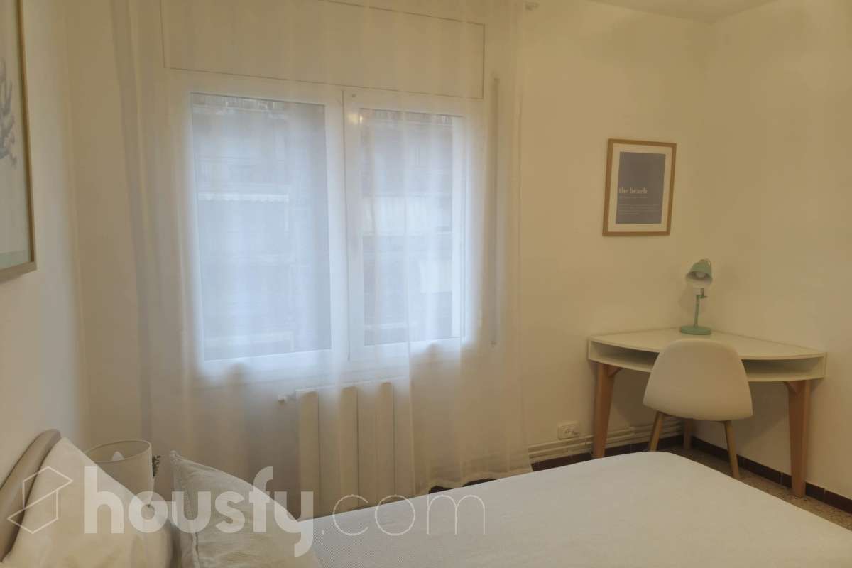 Housfy vende luminoso piso en Calafell con terraza y plaza de garaje Piso de 81 m² útiles, según la Dirección General del Catastro, ubicado en Calafell y con una distribución cómoda y funcional. La vivienda dispone de un amplio salón-comedor con salida a terraza, 3 dormitorios, 1 baño y una cocina equipada. Entre sus características destacan la terraza, plaza de garaje, trastero y calefacción, ofreciendo un espacio cómodo y práctico para el día a día. Una vivienda ideal tanto como residencia habitual como para disfrutar de Calafell y sus alrededores. Contacta con Housfy y solicita tu visita. Zona y entorno Ubicado en Calafell, en una zona cómoda y bien comunicada, cerca de transporte público, colegios, supermercados, farmacias y todos los servicios necesarios para el día a día. Aviso legal El precio de venta no incluye gastos de la compraventa como notaría, registro, impuestos, ni tampoco honorarios agencia. Esta publicación no es vinculante. Consulta siempre la nota simple con Housfy antes de formalizar la compraventa. Sobre nosotros Housfy es la plataforma integral de servicios inmobiliarios. Nuestra combinación de expertos y tecnología pone al alcance de todo el mundo servicios cómodos, claros y seguros. AICAT número: 7922. Nos encargamos de la gestión y asesoramiento de la compra. ¡Olvídate de todo! Hacemos los trámites por ti. Y, si además necesitas financiación, ponemos a tu disposición un bróker hipotecario para ayudarte a conseguir las mejores condiciones para tu perfil económico. ¿Quieres visitarla? Contacta con Housfy y agenda tu visita sin compromiso. Más información en: housfy.com En cumplimiento de la Ley 8/2026 en Cataluña, el certificado de presencia o ausencia de amianto se encuentra en proceso de tramitación-11