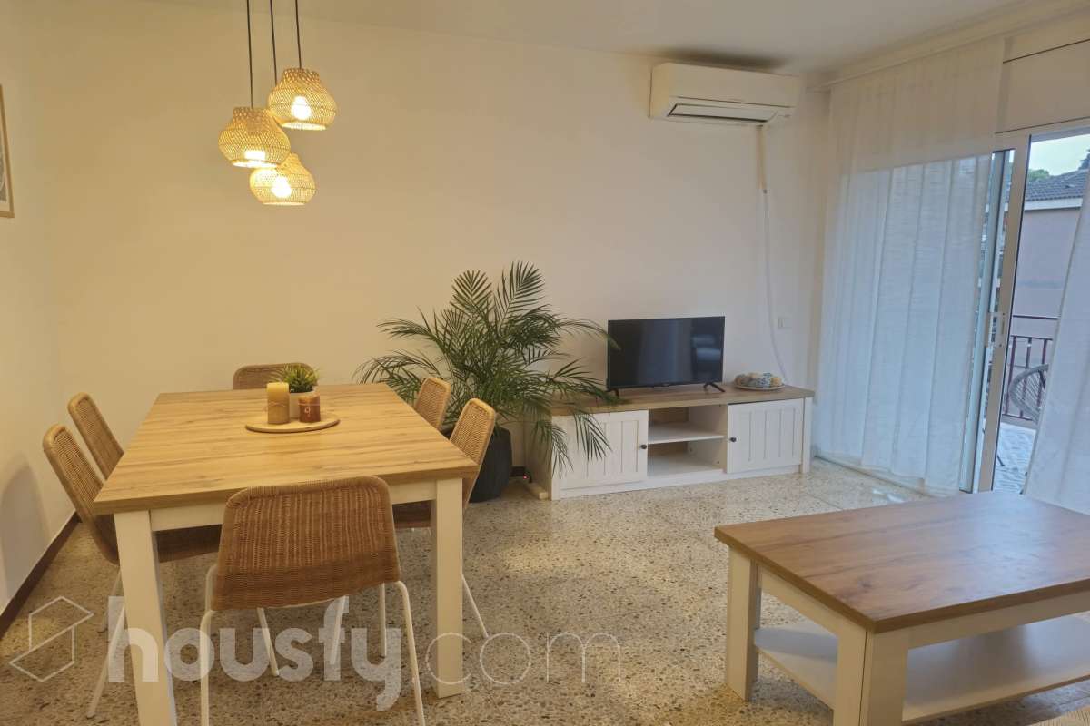 Housfy vende luminoso piso en Calafell con terraza y plaza de garaje Piso de 81 m² útiles, según la Dirección General del Catastro, ubicado en Calafell y con una distribución cómoda y funcional. La vivienda dispone de un amplio salón-comedor con salida a terraza, 3 dormitorios, 1 baño y una cocina equipada. Entre sus características destacan la terraza, plaza de garaje, trastero y calefacción, ofreciendo un espacio cómodo y práctico para el día a día. Una vivienda ideal tanto como residencia habitual como para disfrutar de Calafell y sus alrededores. Contacta con Housfy y solicita tu visita. Zona y entorno Ubicado en Calafell, en una zona cómoda y bien comunicada, cerca de transporte público, colegios, supermercados, farmacias y todos los servicios necesarios para el día a día. Aviso legal El precio de venta no incluye gastos de la compraventa como notaría, registro, impuestos, ni tampoco honorarios agencia. Esta publicación no es vinculante. Consulta siempre la nota simple con Housfy antes de formalizar la compraventa. Sobre nosotros Housfy es la plataforma integral de servicios inmobiliarios. Nuestra combinación de expertos y tecnología pone al alcance de todo el mundo servicios cómodos, claros y seguros. AICAT número: 7922. Nos encargamos de la gestión y asesoramiento de la compra. ¡Olvídate de todo! Hacemos los trámites por ti. Y, si además necesitas financiación, ponemos a tu disposición un bróker hipotecario para ayudarte a conseguir las mejores condiciones para tu perfil económico. ¿Quieres visitarla? Contacta con Housfy y agenda tu visita sin compromiso. Más información en: housfy.com En cumplimiento de la Ley 8/2026 en Cataluña, el certificado de presencia o ausencia de amianto se encuentra en proceso de tramitación-5