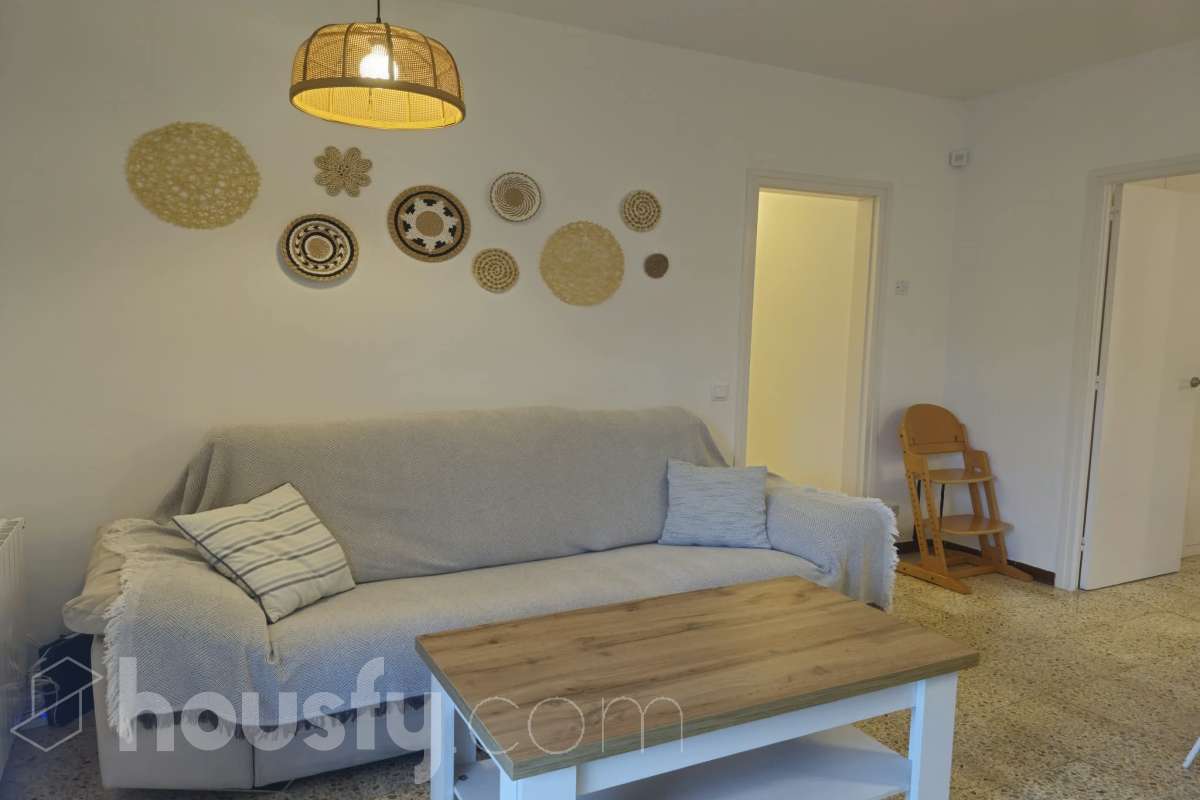 Housfy vende luminoso piso en Calafell con terraza y plaza de garaje Piso de 81 m² útiles, según la Dirección General del Catastro, ubicado en Calafell y con una distribución cómoda y funcional. La vivienda dispone de un amplio salón-comedor con salida a terraza, 3 dormitorios, 1 baño y una cocina equipada. Entre sus características destacan la terraza, plaza de garaje, trastero y calefacción, ofreciendo un espacio cómodo y práctico para el día a día. Una vivienda ideal tanto como residencia habitual como para disfrutar de Calafell y sus alrededores. Contacta con Housfy y solicita tu visita. Zona y entorno Ubicado en Calafell, en una zona cómoda y bien comunicada, cerca de transporte público, colegios, supermercados, farmacias y todos los servicios necesarios para el día a día. Aviso legal El precio de venta no incluye gastos de la compraventa como notaría, registro, impuestos, ni tampoco honorarios agencia. Esta publicación no es vinculante. Consulta siempre la nota simple con Housfy antes de formalizar la compraventa. Sobre nosotros Housfy es la plataforma integral de servicios inmobiliarios. Nuestra combinación de expertos y tecnología pone al alcance de todo el mundo servicios cómodos, claros y seguros. AICAT número: 7922. Nos encargamos de la gestión y asesoramiento de la compra. ¡Olvídate de todo! Hacemos los trámites por ti. Y, si además necesitas financiación, ponemos a tu disposición un bróker hipotecario para ayudarte a conseguir las mejores condiciones para tu perfil económico. ¿Quieres visitarla? Contacta con Housfy y agenda tu visita sin compromiso. Más información en: housfy.com En cumplimiento de la Ley 8/2026 en Cataluña, el certificado de presencia o ausencia de amianto se encuentra en proceso de tramitación-6