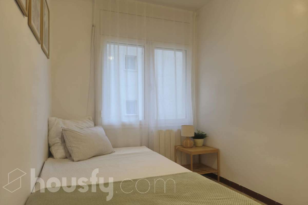 Housfy vende luminoso piso en Calafell con terraza y plaza de garaje Piso de 81 m² útiles, según la Dirección General del Catastro, ubicado en Calafell y con una distribución cómoda y funcional. La vivienda dispone de un amplio salón-comedor con salida a terraza, 3 dormitorios, 1 baño y una cocina equipada. Entre sus características destacan la terraza, plaza de garaje, trastero y calefacción, ofreciendo un espacio cómodo y práctico para el día a día. Una vivienda ideal tanto como residencia habitual como para disfrutar de Calafell y sus alrededores. Contacta con Housfy y solicita tu visita. Zona y entorno Ubicado en Calafell, en una zona cómoda y bien comunicada, cerca de transporte público, colegios, supermercados, farmacias y todos los servicios necesarios para el día a día. Aviso legal El precio de venta no incluye gastos de la compraventa como notaría, registro, impuestos, ni tampoco honorarios agencia. Esta publicación no es vinculante. Consulta siempre la nota simple con Housfy antes de formalizar la compraventa. Sobre nosotros Housfy es la plataforma integral de servicios inmobiliarios. Nuestra combinación de expertos y tecnología pone al alcance de todo el mundo servicios cómodos, claros y seguros. AICAT número: 7922. Nos encargamos de la gestión y asesoramiento de la compra. ¡Olvídate de todo! Hacemos los trámites por ti. Y, si además necesitas financiación, ponemos a tu disposición un bróker hipotecario para ayudarte a conseguir las mejores condiciones para tu perfil económico. ¿Quieres visitarla? Contacta con Housfy y agenda tu visita sin compromiso. Más información en: housfy.com En cumplimiento de la Ley 8/2026 en Cataluña, el certificado de presencia o ausencia de amianto se encuentra en proceso de tramitación-8