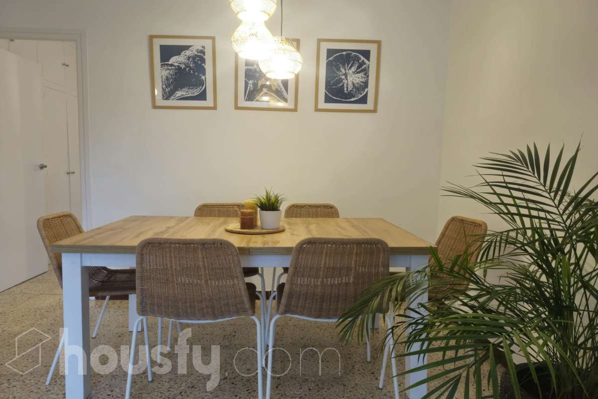 Housfy vende luminoso piso en Calafell con terraza y plaza de garaje Piso de 81 m² útiles, según la Dirección General del Catastro, ubicado en Calafell y con una distribución cómoda y funcional. La vivienda dispone de un amplio salón-comedor con salida a terraza, 3 dormitorios, 1 baño y una cocina equipada. Entre sus características destacan la terraza, plaza de garaje, trastero y calefacción, ofreciendo un espacio cómodo y práctico para el día a día. Una vivienda ideal tanto como residencia habitual como para disfrutar de Calafell y sus alrededores. Contacta con Housfy y solicita tu visita. Zona y entorno Ubicado en Calafell, en una zona cómoda y bien comunicada, cerca de transporte público, colegios, supermercados, farmacias y todos los servicios necesarios para el día a día. Aviso legal El precio de venta no incluye gastos de la compraventa como notaría, registro, impuestos, ni tampoco honorarios agencia. Esta publicación no es vinculante. Consulta siempre la nota simple con Housfy antes de formalizar la compraventa. Sobre nosotros Housfy es la plataforma integral de servicios inmobiliarios. Nuestra combinación de expertos y tecnología pone al alcance de todo el mundo servicios cómodos, claros y seguros. AICAT número: 7922. Nos encargamos de la gestión y asesoramiento de la compra. ¡Olvídate de todo! Hacemos los trámites por ti. Y, si además necesitas financiación, ponemos a tu disposición un bróker hipotecario para ayudarte a conseguir las mejores condiciones para tu perfil económico. ¿Quieres visitarla? Contacta con Housfy y agenda tu visita sin compromiso. Más información en: housfy.com En cumplimiento de la Ley 8/2026 en Cataluña, el certificado de presencia o ausencia de amianto se encuentra en proceso de tramitación-4