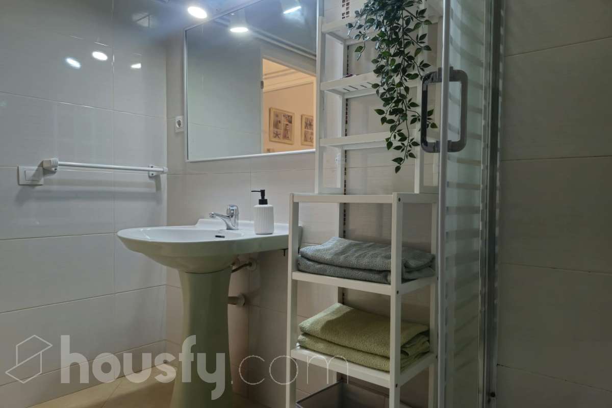 Housfy vende luminoso piso en Calafell con terraza y plaza de garaje Piso de 81 m² útiles, según la Dirección General del Catastro, ubicado en Calafell y con una distribución cómoda y funcional. La vivienda dispone de un amplio salón-comedor con salida a terraza, 3 dormitorios, 1 baño y una cocina equipada. Entre sus características destacan la terraza, plaza de garaje, trastero y calefacción, ofreciendo un espacio cómodo y práctico para el día a día. Una vivienda ideal tanto como residencia habitual como para disfrutar de Calafell y sus alrededores. Contacta con Housfy y solicita tu visita. Zona y entorno Ubicado en Calafell, en una zona cómoda y bien comunicada, cerca de transporte público, colegios, supermercados, farmacias y todos los servicios necesarios para el día a día. Aviso legal El precio de venta no incluye gastos de la compraventa como notaría, registro, impuestos, ni tampoco honorarios agencia. Esta publicación no es vinculante. Consulta siempre la nota simple con Housfy antes de formalizar la compraventa. Sobre nosotros Housfy es la plataforma integral de servicios inmobiliarios. Nuestra combinación de expertos y tecnología pone al alcance de todo el mundo servicios cómodos, claros y seguros. AICAT número: 7922. Nos encargamos de la gestión y asesoramiento de la compra. ¡Olvídate de todo! Hacemos los trámites por ti. Y, si además necesitas financiación, ponemos a tu disposición un bróker hipotecario para ayudarte a conseguir las mejores condiciones para tu perfil económico. ¿Quieres visitarla? Contacta con Housfy y agenda tu visita sin compromiso. Más información en: housfy.com En cumplimiento de la Ley 8/2026 en Cataluña, el certificado de presencia o ausencia de amianto se encuentra en proceso de tramitación-19
