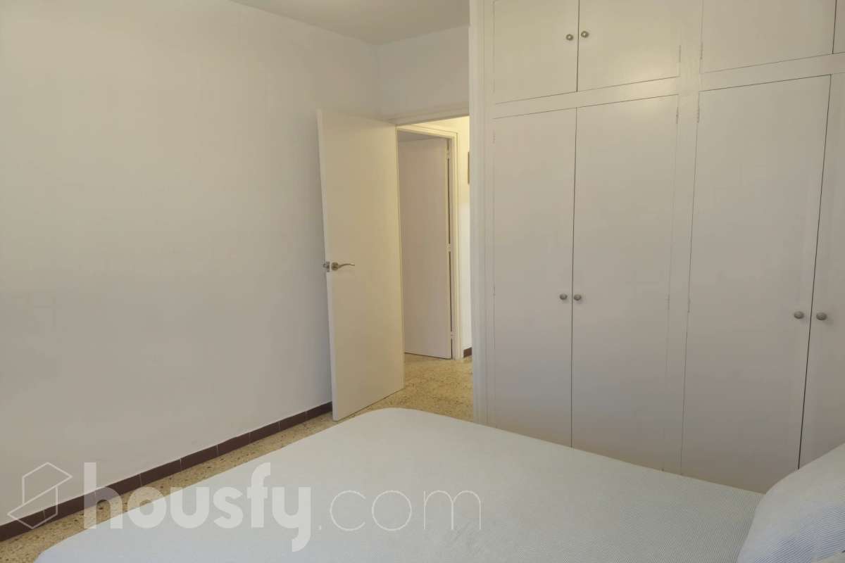 Housfy vende luminoso piso en Calafell con terraza y plaza de garaje Piso de 81 m² útiles, según la Dirección General del Catastro, ubicado en Calafell y con una distribución cómoda y funcional. La vivienda dispone de un amplio salón-comedor con salida a terraza, 3 dormitorios, 1 baño y una cocina equipada. Entre sus características destacan la terraza, plaza de garaje, trastero y calefacción, ofreciendo un espacio cómodo y práctico para el día a día. Una vivienda ideal tanto como residencia habitual como para disfrutar de Calafell y sus alrededores. Contacta con Housfy y solicita tu visita. Zona y entorno Ubicado en Calafell, en una zona cómoda y bien comunicada, cerca de transporte público, colegios, supermercados, farmacias y todos los servicios necesarios para el día a día. Aviso legal El precio de venta no incluye gastos de la compraventa como notaría, registro, impuestos, ni tampoco honorarios agencia. Esta publicación no es vinculante. Consulta siempre la nota simple con Housfy antes de formalizar la compraventa. Sobre nosotros Housfy es la plataforma integral de servicios inmobiliarios. Nuestra combinación de expertos y tecnología pone al alcance de todo el mundo servicios cómodos, claros y seguros. AICAT número: 7922. Nos encargamos de la gestión y asesoramiento de la compra. ¡Olvídate de todo! Hacemos los trámites por ti. Y, si además necesitas financiación, ponemos a tu disposición un bróker hipotecario para ayudarte a conseguir las mejores condiciones para tu perfil económico. ¿Quieres visitarla? Contacta con Housfy y agenda tu visita sin compromiso. Más información en: housfy.com En cumplimiento de la Ley 8/2026 en Cataluña, el certificado de presencia o ausencia de amianto se encuentra en proceso de tramitación-10