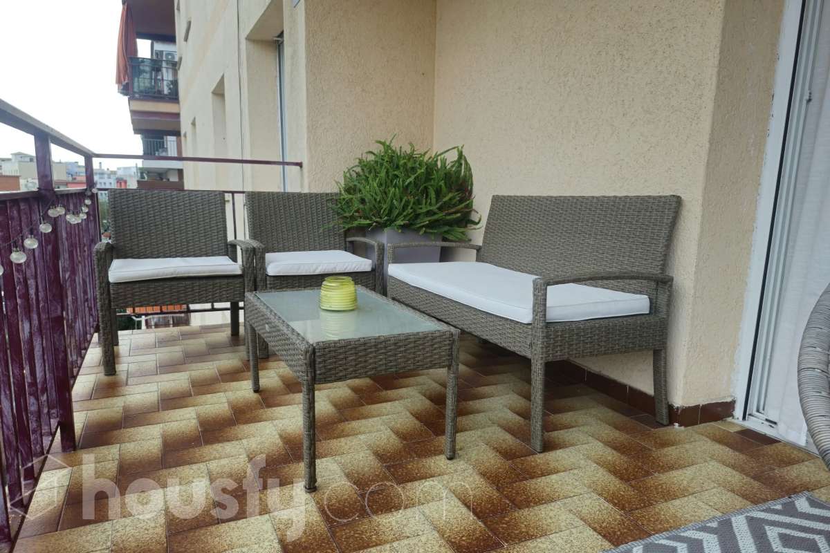 Housfy vende luminoso piso en Calafell con terraza y plaza de garaje Piso de 81 m² útiles, según la Dirección General del Catastro, ubicado en Calafell y con una distribución cómoda y funcional. La vivienda dispone de un amplio salón-comedor con salida a terraza, 3 dormitorios, 1 baño y una cocina equipada. Entre sus características destacan la terraza, plaza de garaje, trastero y calefacción, ofreciendo un espacio cómodo y práctico para el día a día. Una vivienda ideal tanto como residencia habitual como para disfrutar de Calafell y sus alrededores. Contacta con Housfy y solicita tu visita. Zona y entorno Ubicado en Calafell, en una zona cómoda y bien comunicada, cerca de transporte público, colegios, supermercados, farmacias y todos los servicios necesarios para el día a día. Aviso legal El precio de venta no incluye gastos de la compraventa como notaría, registro, impuestos, ni tampoco honorarios agencia. Esta publicación no es vinculante. Consulta siempre la nota simple con Housfy antes de formalizar la compraventa. Sobre nosotros Housfy es la plataforma integral de servicios inmobiliarios. Nuestra combinación de expertos y tecnología pone al alcance de todo el mundo servicios cómodos, claros y seguros. AICAT número: 7922. Nos encargamos de la gestión y asesoramiento de la compra. ¡Olvídate de todo! Hacemos los trámites por ti. Y, si además necesitas financiación, ponemos a tu disposición un bróker hipotecario para ayudarte a conseguir las mejores condiciones para tu perfil económico. ¿Quieres visitarla? Contacta con Housfy y agenda tu visita sin compromiso. Más información en: housfy.com En cumplimiento de la Ley 8/2026 en Cataluña, el certificado de presencia o ausencia de amianto se encuentra en proceso de tramitación-21