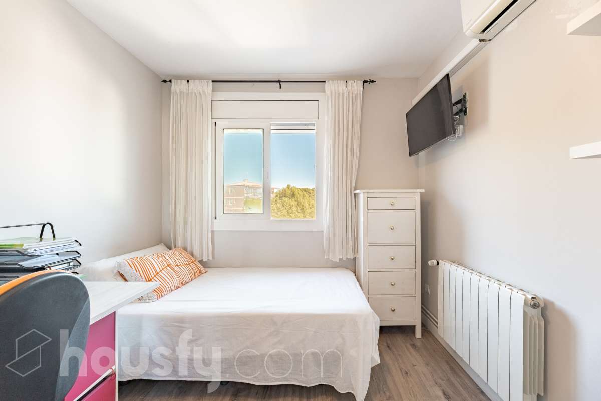 Housfy vende esta amplia casa en Segur de Calafell, ideal para quienes buscan comodidad, amplitud y espacios exteriores donde disfrutar del buen clima durante gran parte del año. La vivienda cuenta con una distribución funcional y acogedora, con un luminoso salón-comedor, cocina equipada, 3 dormitorios y 2 baños completos. Uno de sus principales atractivos son sus amplias y versátiles zonas exteriores. Dispone de jardín privado, piscina privada climatizada, terraza y balcón, espacios perfectos para relajarse, tomar el sol, disfrutar de comidas al aire libre o compartir momentos especiales con familiares y amigos. Gracias a la climatización de la piscina, podrás disfrutar de un baño durante más meses del año. La casa también cuenta con placas solares, aire acondicionado, calefacción y un práctico trastero que aporta un espacio adicional de almacenamiento. Una excelente oportunidad para quienes desean disfrutar de una vivienda espaciosa, con piscina privada climatizada y agradables zonas exteriores en Segur de Calafell. Zona y entorno: Situada en la zona del Jardí d’Europa, en Calafell, la vivienda se encuentra en un entorno residencial tranquilo y familiar. Una ubicación ideal para disfrutar de la calma y la privacidad, sin renunciar a la proximidad de los servicios, comercios y playas de la zona. Aviso legal El precio de venta no incluye gastos de la compraventa como notaría, registro, impuestos, ni tampoco honorarios agencia. Esta publicación no es vinculante. Consulta siempre la nota simple con Housfy antes de formalizar la compraventa. Sobre nosotros Housfy es la plataforma integral de servicios inmobiliarios. Nuestra combinación de expertos y tecnología pone al alcance de todo el mundo servicios cómodos, claros y seguros. AICAT número: 7922. Nos encargamos de la gestión y asesoramiento de la compra. ¡Olvídate de todo! Hacemos los trámites por ti. Y, si además necesitas financiación, ponemos a tu disposición un bróker hipotecario para ayudarte a conseguir las mejores condiciones para tu perfil económico. ¿Quieres visitarla? Contacta con Housfy y agenda tu visita sin compromiso. Más información en: housfy.com En cumplimiento de la Ley 8/2026 en Cataluña, el certificado de presencia o ausencia de amianto se encuentra en proceso de tramitación.-10