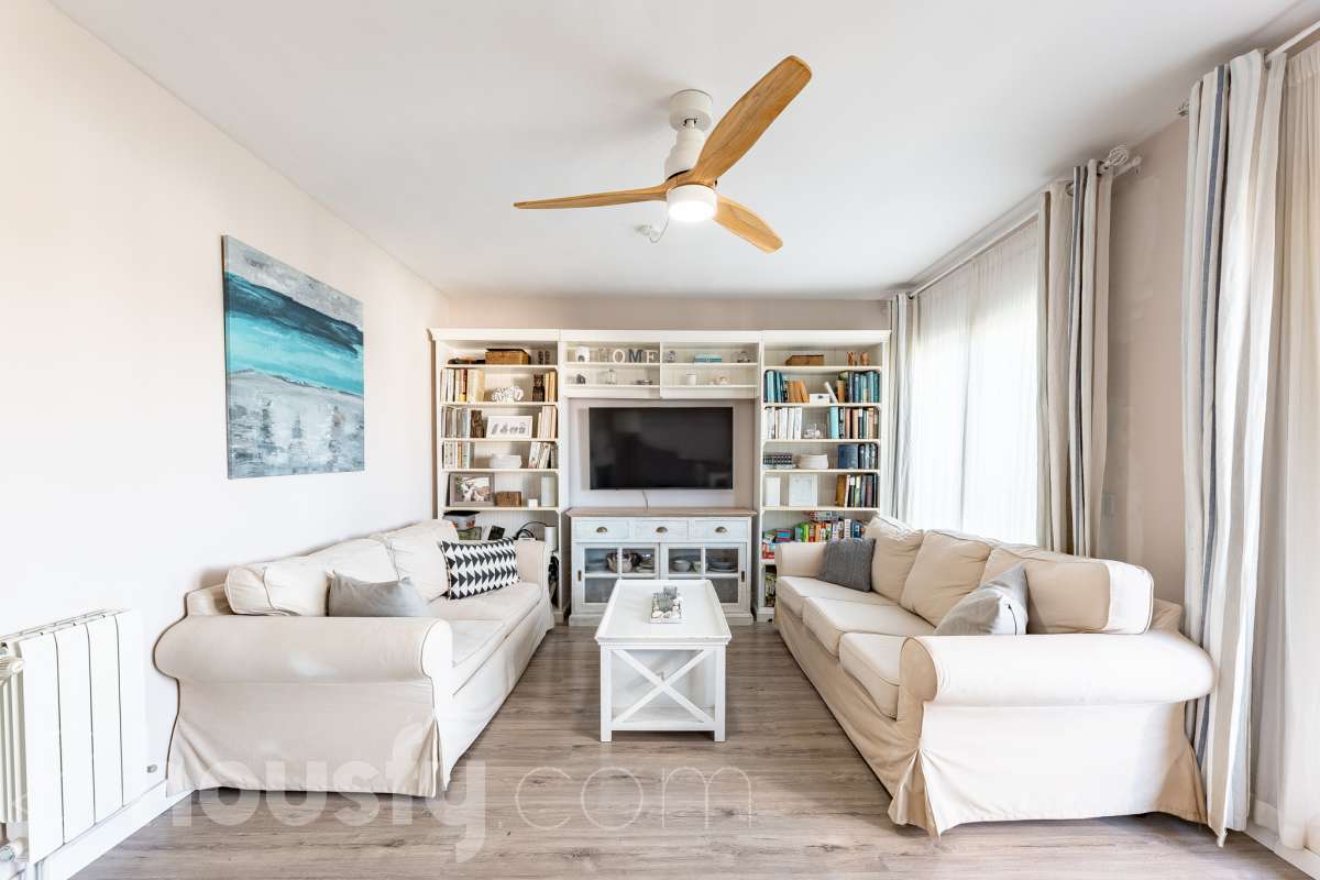 Housfy vende esta amplia casa en Segur de Calafell, ideal para quienes buscan comodidad, amplitud y espacios exteriores donde disfrutar del buen clima durante gran parte del año. La vivienda cuenta con una distribución funcional y acogedora, con un luminoso salón-comedor, cocina equipada, 3 dormitorios y 2 baños completos. Uno de sus principales atractivos son sus amplias y versátiles zonas exteriores. Dispone de jardín privado, piscina privada climatizada, terraza y balcón, espacios perfectos para relajarse, tomar el sol, disfrutar de comidas al aire libre o compartir momentos especiales con familiares y amigos. Gracias a la climatización de la piscina, podrás disfrutar de un baño durante más meses del año. La casa también cuenta con placas solares, aire acondicionado, calefacción y un práctico trastero que aporta un espacio adicional de almacenamiento. Una excelente oportunidad para quienes desean disfrutar de una vivienda espaciosa, con piscina privada climatizada y agradables zonas exteriores en Segur de Calafell. Zona y entorno: Situada en la zona del Jardí d’Europa, en Calafell, la vivienda se encuentra en un entorno residencial tranquilo y familiar. Una ubicación ideal para disfrutar de la calma y la privacidad, sin renunciar a la proximidad de los servicios, comercios y playas de la zona. Aviso legal El precio de venta no incluye gastos de la compraventa como notaría, registro, impuestos, ni tampoco honorarios agencia. Esta publicación no es vinculante. Consulta siempre la nota simple con Housfy antes de formalizar la compraventa. Sobre nosotros Housfy es la plataforma integral de servicios inmobiliarios. Nuestra combinación de expertos y tecnología pone al alcance de todo el mundo servicios cómodos, claros y seguros. AICAT número: 7922. Nos encargamos de la gestión y asesoramiento de la compra. ¡Olvídate de todo! Hacemos los trámites por ti. Y, si además necesitas financiación, ponemos a tu disposición un bróker hipotecario para ayudarte a conseguir las mejores condiciones para tu perfil económico. ¿Quieres visitarla? Contacta con Housfy y agenda tu visita sin compromiso. Más información en: housfy.com En cumplimiento de la Ley 8/2026 en Cataluña, el certificado de presencia o ausencia de amianto se encuentra en proceso de tramitación.-2