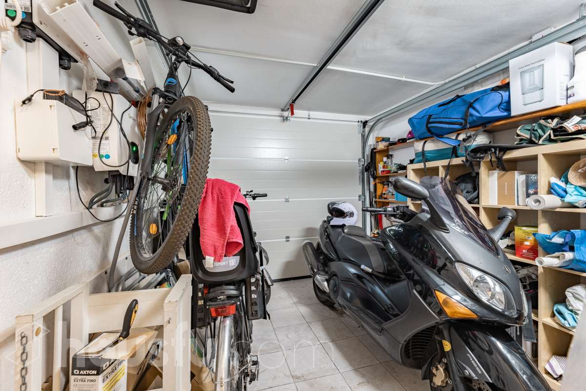 Housfy vende esta amplia casa en Segur de Calafell, ideal para quienes buscan comodidad, amplitud y espacios exteriores donde disfrutar del buen clima durante gran parte del año. La vivienda cuenta con una distribución funcional y acogedora, con un luminoso salón-comedor, cocina equipada, 3 dormitorios y 2 baños completos. Uno de sus principales atractivos son sus amplias y versátiles zonas exteriores. Dispone de jardín privado, piscina privada climatizada, terraza y balcón, espacios perfectos para relajarse, tomar el sol, disfrutar de comidas al aire libre o compartir momentos especiales con familiares y amigos. Gracias a la climatización de la piscina, podrás disfrutar de un baño durante más meses del año. La casa también cuenta con placas solares, aire acondicionado, calefacción y un práctico trastero que aporta un espacio adicional de almacenamiento. Una excelente oportunidad para quienes desean disfrutar de una vivienda espaciosa, con piscina privada climatizada y agradables zonas exteriores en Segur de Calafell. Zona y entorno: Situada en la zona del Jardí d’Europa, en Calafell, la vivienda se encuentra en un entorno residencial tranquilo y familiar. Una ubicación ideal para disfrutar de la calma y la privacidad, sin renunciar a la proximidad de los servicios, comercios y playas de la zona. Aviso legal El precio de venta no incluye gastos de la compraventa como notaría, registro, impuestos, ni tampoco honorarios agencia. Esta publicación no es vinculante. Consulta siempre la nota simple con Housfy antes de formalizar la compraventa. Sobre nosotros Housfy es la plataforma integral de servicios inmobiliarios. Nuestra combinación de expertos y tecnología pone al alcance de todo el mundo servicios cómodos, claros y seguros. AICAT número: 7922. Nos encargamos de la gestión y asesoramiento de la compra. ¡Olvídate de todo! Hacemos los trámites por ti. Y, si además necesitas financiación, ponemos a tu disposición un bróker hipotecario para ayudarte a conseguir las mejores condiciones para tu perfil económico. ¿Quieres visitarla? Contacta con Housfy y agenda tu visita sin compromiso. Más información en: housfy.com En cumplimiento de la Ley 8/2026 en Cataluña, el certificado de presencia o ausencia de amianto se encuentra en proceso de tramitación.-40