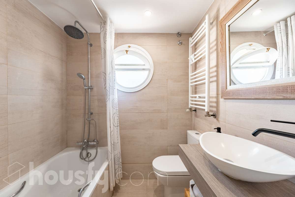 Housfy vende esta amplia casa en Segur de Calafell, ideal para quienes buscan comodidad, amplitud y espacios exteriores donde disfrutar del buen clima durante gran parte del año. La vivienda cuenta con una distribución funcional y acogedora, con un luminoso salón-comedor, cocina equipada, 3 dormitorios y 2 baños completos. Uno de sus principales atractivos son sus amplias y versátiles zonas exteriores. Dispone de jardín privado, piscina privada climatizada, terraza y balcón, espacios perfectos para relajarse, tomar el sol, disfrutar de comidas al aire libre o compartir momentos especiales con familiares y amigos. Gracias a la climatización de la piscina, podrás disfrutar de un baño durante más meses del año. La casa también cuenta con placas solares, aire acondicionado, calefacción y un práctico trastero que aporta un espacio adicional de almacenamiento. Una excelente oportunidad para quienes desean disfrutar de una vivienda espaciosa, con piscina privada climatizada y agradables zonas exteriores en Segur de Calafell. Zona y entorno: Situada en la zona del Jardí d’Europa, en Calafell, la vivienda se encuentra en un entorno residencial tranquilo y familiar. Una ubicación ideal para disfrutar de la calma y la privacidad, sin renunciar a la proximidad de los servicios, comercios y playas de la zona. Aviso legal El precio de venta no incluye gastos de la compraventa como notaría, registro, impuestos, ni tampoco honorarios agencia. Esta publicación no es vinculante. Consulta siempre la nota simple con Housfy antes de formalizar la compraventa. Sobre nosotros Housfy es la plataforma integral de servicios inmobiliarios. Nuestra combinación de expertos y tecnología pone al alcance de todo el mundo servicios cómodos, claros y seguros. AICAT número: 7922. Nos encargamos de la gestión y asesoramiento de la compra. ¡Olvídate de todo! Hacemos los trámites por ti. Y, si además necesitas financiación, ponemos a tu disposición un bróker hipotecario para ayudarte a conseguir las mejores condiciones para tu perfil económico. ¿Quieres visitarla? Contacta con Housfy y agenda tu visita sin compromiso. Más información en: housfy.com En cumplimiento de la Ley 8/2026 en Cataluña, el certificado de presencia o ausencia de amianto se encuentra en proceso de tramitación.-22