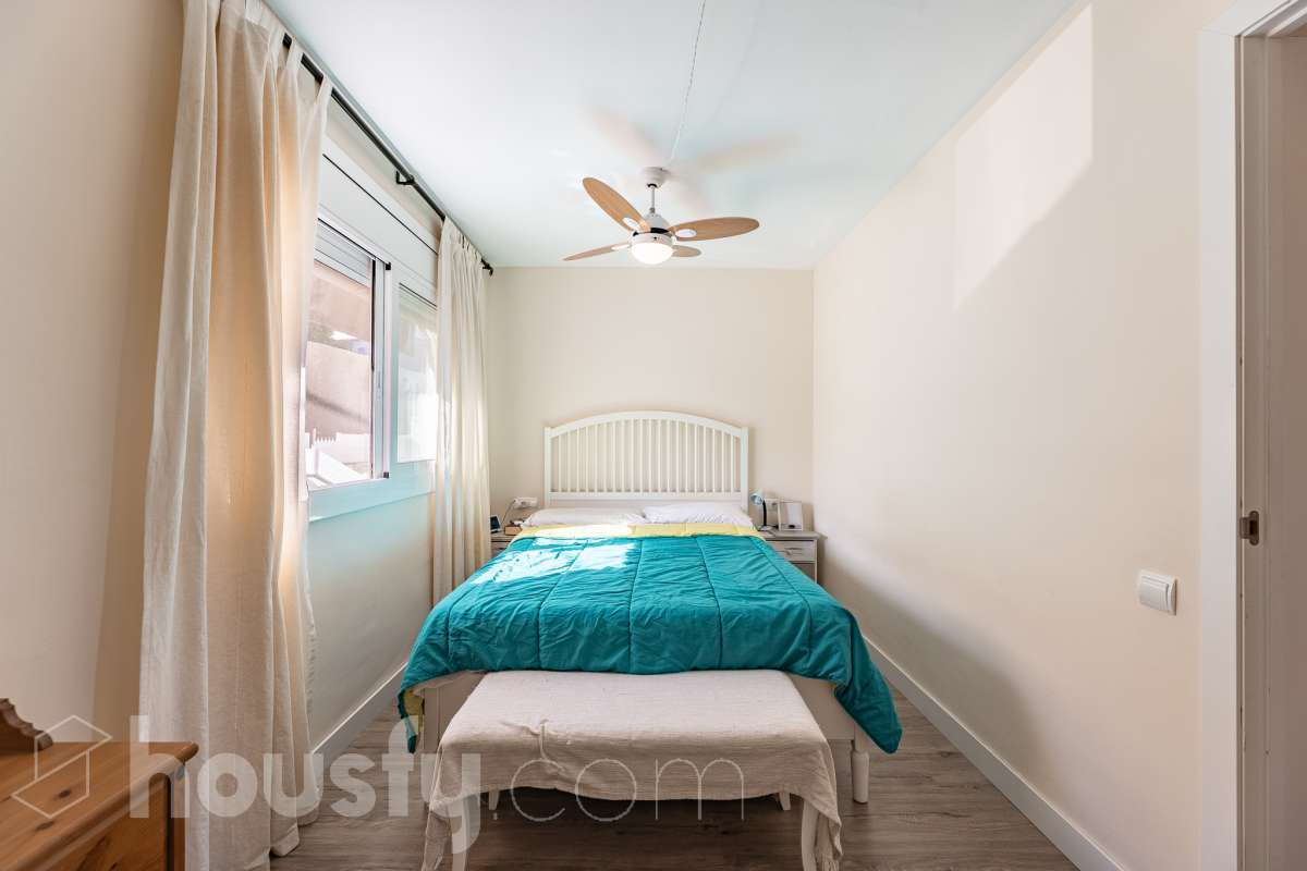 Housfy vende esta amplia casa en Segur de Calafell, ideal para quienes buscan comodidad, amplitud y espacios exteriores donde disfrutar del buen clima durante gran parte del año. La vivienda cuenta con una distribución funcional y acogedora, con un luminoso salón-comedor, cocina equipada, 3 dormitorios y 2 baños completos. Uno de sus principales atractivos son sus amplias y versátiles zonas exteriores. Dispone de jardín privado, piscina privada climatizada, terraza y balcón, espacios perfectos para relajarse, tomar el sol, disfrutar de comidas al aire libre o compartir momentos especiales con familiares y amigos. Gracias a la climatización de la piscina, podrás disfrutar de un baño durante más meses del año. La casa también cuenta con placas solares, aire acondicionado, calefacción y un práctico trastero que aporta un espacio adicional de almacenamiento. Una excelente oportunidad para quienes desean disfrutar de una vivienda espaciosa, con piscina privada climatizada y agradables zonas exteriores en Segur de Calafell. Zona y entorno: Situada en la zona del Jardí d’Europa, en Calafell, la vivienda se encuentra en un entorno residencial tranquilo y familiar. Una ubicación ideal para disfrutar de la calma y la privacidad, sin renunciar a la proximidad de los servicios, comercios y playas de la zona. Aviso legal El precio de venta no incluye gastos de la compraventa como notaría, registro, impuestos, ni tampoco honorarios agencia. Esta publicación no es vinculante. Consulta siempre la nota simple con Housfy antes de formalizar la compraventa. Sobre nosotros Housfy es la plataforma integral de servicios inmobiliarios. Nuestra combinación de expertos y tecnología pone al alcance de todo el mundo servicios cómodos, claros y seguros. AICAT número: 7922. Nos encargamos de la gestión y asesoramiento de la compra. ¡Olvídate de todo! Hacemos los trámites por ti. Y, si además necesitas financiación, ponemos a tu disposición un bróker hipotecario para ayudarte a conseguir las mejores condiciones para tu perfil económico. ¿Quieres visitarla? Contacta con Housfy y agenda tu visita sin compromiso. Más información en: housfy.com En cumplimiento de la Ley 8/2026 en Cataluña, el certificado de presencia o ausencia de amianto se encuentra en proceso de tramitación.-12