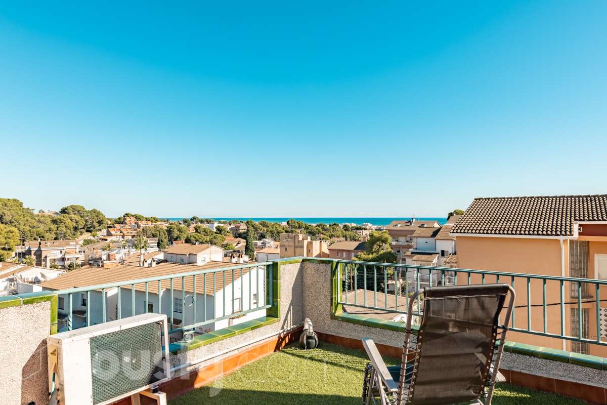 Housfy vende esta amplia casa en Segur de Calafell, ideal para quienes buscan comodidad, amplitud y espacios exteriores donde disfrutar del buen clima durante gran parte del año. La vivienda cuenta con una distribución funcional y acogedora, con un luminoso salón-comedor, cocina equipada, 3 dormitorios y 2 baños completos. Uno de sus principales atractivos son sus amplias y versátiles zonas exteriores. Dispone de jardín privado, piscina privada climatizada, terraza y balcón, espacios perfectos para relajarse, tomar el sol, disfrutar de comidas al aire libre o compartir momentos especiales con familiares y amigos. Gracias a la climatización de la piscina, podrás disfrutar de un baño durante más meses del año. La casa también cuenta con placas solares, aire acondicionado, calefacción y un práctico trastero que aporta un espacio adicional de almacenamiento. Una excelente oportunidad para quienes desean disfrutar de una vivienda espaciosa, con piscina privada climatizada y agradables zonas exteriores en Segur de Calafell. Zona y entorno: Situada en la zona del Jardí d’Europa, en Calafell, la vivienda se encuentra en un entorno residencial tranquilo y familiar. Una ubicación ideal para disfrutar de la calma y la privacidad, sin renunciar a la proximidad de los servicios, comercios y playas de la zona. Aviso legal El precio de venta no incluye gastos de la compraventa como notaría, registro, impuestos, ni tampoco honorarios agencia. Esta publicación no es vinculante. Consulta siempre la nota simple con Housfy antes de formalizar la compraventa. Sobre nosotros Housfy es la plataforma integral de servicios inmobiliarios. Nuestra combinación de expertos y tecnología pone al alcance de todo el mundo servicios cómodos, claros y seguros. AICAT número: 7922. Nos encargamos de la gestión y asesoramiento de la compra. ¡Olvídate de todo! Hacemos los trámites por ti. Y, si además necesitas financiación, ponemos a tu disposición un bróker hipotecario para ayudarte a conseguir las mejores condiciones para tu perfil económico. ¿Quieres visitarla? Contacta con Housfy y agenda tu visita sin compromiso. Más información en: housfy.com En cumplimiento de la Ley 8/2026 en Cataluña, el certificado de presencia o ausencia de amianto se encuentra en proceso de tramitación.-27