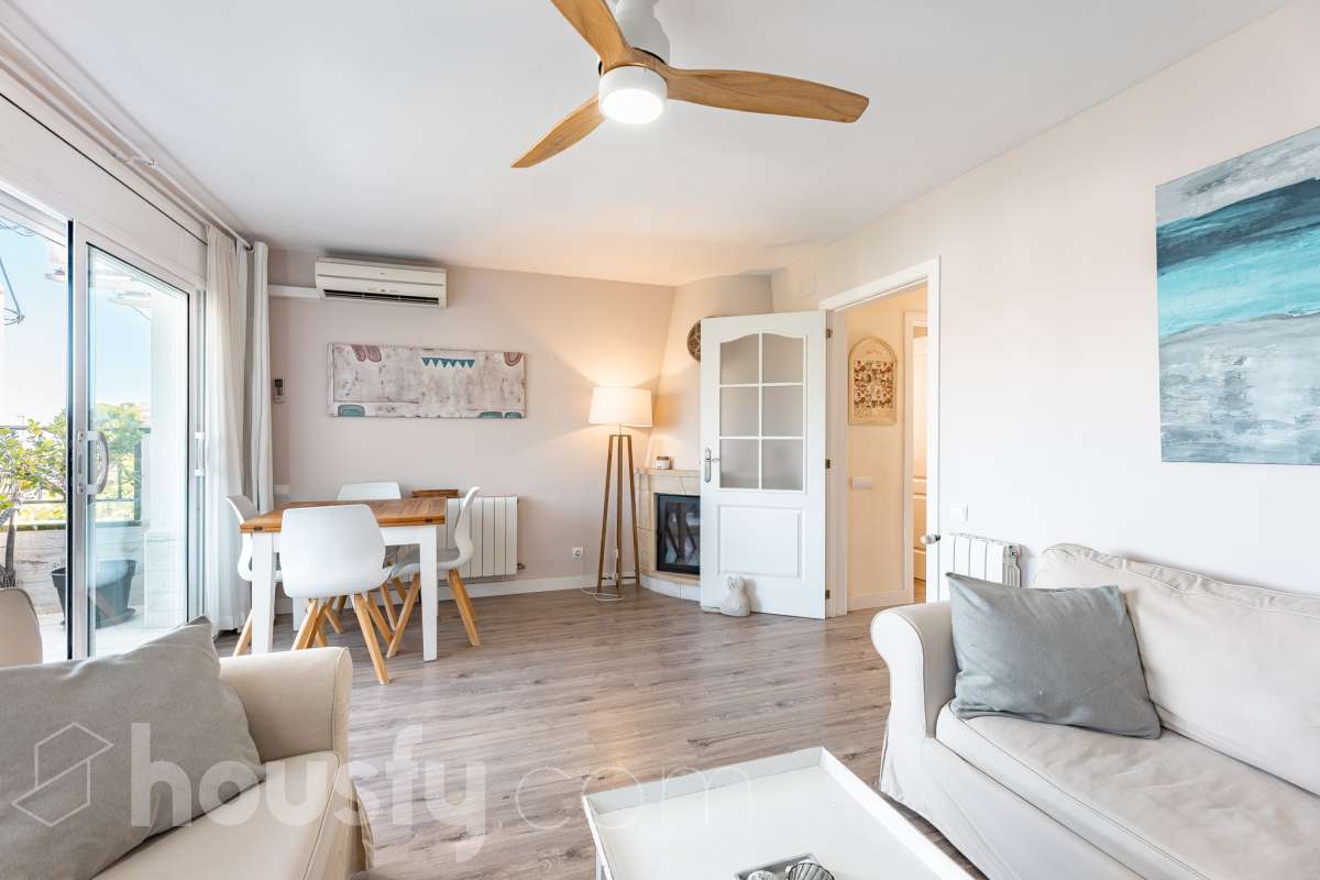 Housfy vende esta amplia casa en Segur de Calafell, ideal para quienes buscan comodidad, amplitud y espacios exteriores donde disfrutar del buen clima durante gran parte del año. La vivienda cuenta con una distribución funcional y acogedora, con un luminoso salón-comedor, cocina equipada, 3 dormitorios y 2 baños completos. Uno de sus principales atractivos son sus amplias y versátiles zonas exteriores. Dispone de jardín privado, piscina privada climatizada, terraza y balcón, espacios perfectos para relajarse, tomar el sol, disfrutar de comidas al aire libre o compartir momentos especiales con familiares y amigos. Gracias a la climatización de la piscina, podrás disfrutar de un baño durante más meses del año. La casa también cuenta con placas solares, aire acondicionado, calefacción y un práctico trastero que aporta un espacio adicional de almacenamiento. Una excelente oportunidad para quienes desean disfrutar de una vivienda espaciosa, con piscina privada climatizada y agradables zonas exteriores en Segur de Calafell. Zona y entorno: Situada en la zona del Jardí d’Europa, en Calafell, la vivienda se encuentra en un entorno residencial tranquilo y familiar. Una ubicación ideal para disfrutar de la calma y la privacidad, sin renunciar a la proximidad de los servicios, comercios y playas de la zona. Aviso legal El precio de venta no incluye gastos de la compraventa como notaría, registro, impuestos, ni tampoco honorarios agencia. Esta publicación no es vinculante. Consulta siempre la nota simple con Housfy antes de formalizar la compraventa. Sobre nosotros Housfy es la plataforma integral de servicios inmobiliarios. Nuestra combinación de expertos y tecnología pone al alcance de todo el mundo servicios cómodos, claros y seguros. AICAT número: 7922. Nos encargamos de la gestión y asesoramiento de la compra. ¡Olvídate de todo! Hacemos los trámites por ti. Y, si además necesitas financiación, ponemos a tu disposición un bróker hipotecario para ayudarte a conseguir las mejores condiciones para tu perfil económico. ¿Quieres visitarla? Contacta con Housfy y agenda tu visita sin compromiso. Más información en: housfy.com En cumplimiento de la Ley 8/2026 en Cataluña, el certificado de presencia o ausencia de amianto se encuentra en proceso de tramitación.-5