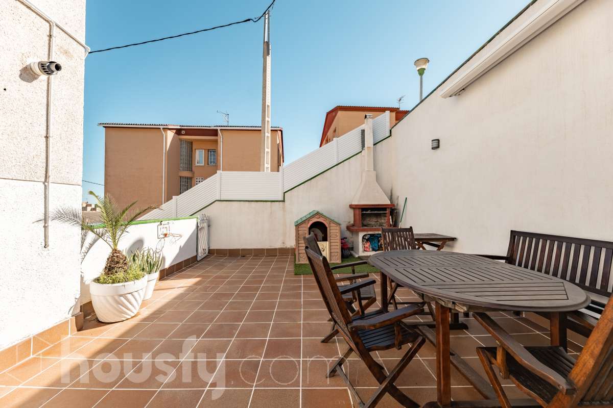 Housfy vende esta amplia casa en Segur de Calafell, ideal para quienes buscan comodidad, amplitud y espacios exteriores donde disfrutar del buen clima durante gran parte del año. La vivienda cuenta con una distribución funcional y acogedora, con un luminoso salón-comedor, cocina equipada, 3 dormitorios y 2 baños completos. Uno de sus principales atractivos son sus amplias y versátiles zonas exteriores. Dispone de jardín privado, piscina privada climatizada, terraza y balcón, espacios perfectos para relajarse, tomar el sol, disfrutar de comidas al aire libre o compartir momentos especiales con familiares y amigos. Gracias a la climatización de la piscina, podrás disfrutar de un baño durante más meses del año. La casa también cuenta con placas solares, aire acondicionado, calefacción y un práctico trastero que aporta un espacio adicional de almacenamiento. Una excelente oportunidad para quienes desean disfrutar de una vivienda espaciosa, con piscina privada climatizada y agradables zonas exteriores en Segur de Calafell. Zona y entorno: Situada en la zona del Jardí d’Europa, en Calafell, la vivienda se encuentra en un entorno residencial tranquilo y familiar. Una ubicación ideal para disfrutar de la calma y la privacidad, sin renunciar a la proximidad de los servicios, comercios y playas de la zona. Aviso legal El precio de venta no incluye gastos de la compraventa como notaría, registro, impuestos, ni tampoco honorarios agencia. Esta publicación no es vinculante. Consulta siempre la nota simple con Housfy antes de formalizar la compraventa. Sobre nosotros Housfy es la plataforma integral de servicios inmobiliarios. Nuestra combinación de expertos y tecnología pone al alcance de todo el mundo servicios cómodos, claros y seguros. AICAT número: 7922. Nos encargamos de la gestión y asesoramiento de la compra. ¡Olvídate de todo! Hacemos los trámites por ti. Y, si además necesitas financiación, ponemos a tu disposición un bróker hipotecario para ayudarte a conseguir las mejores condiciones para tu perfil económico. ¿Quieres visitarla? Contacta con Housfy y agenda tu visita sin compromiso. Más información en: housfy.com En cumplimiento de la Ley 8/2026 en Cataluña, el certificado de presencia o ausencia de amianto se encuentra en proceso de tramitación.-31
