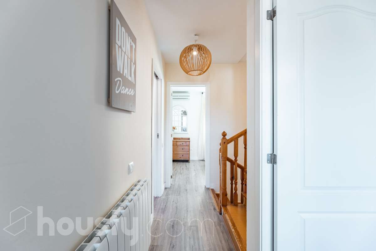 Housfy vende esta amplia casa en Segur de Calafell, ideal para quienes buscan comodidad, amplitud y espacios exteriores donde disfrutar del buen clima durante gran parte del año. La vivienda cuenta con una distribución funcional y acogedora, con un luminoso salón-comedor, cocina equipada, 3 dormitorios y 2 baños completos. Uno de sus principales atractivos son sus amplias y versátiles zonas exteriores. Dispone de jardín privado, piscina privada climatizada, terraza y balcón, espacios perfectos para relajarse, tomar el sol, disfrutar de comidas al aire libre o compartir momentos especiales con familiares y amigos. Gracias a la climatización de la piscina, podrás disfrutar de un baño durante más meses del año. La casa también cuenta con placas solares, aire acondicionado, calefacción y un práctico trastero que aporta un espacio adicional de almacenamiento. Una excelente oportunidad para quienes desean disfrutar de una vivienda espaciosa, con piscina privada climatizada y agradables zonas exteriores en Segur de Calafell. Zona y entorno: Situada en la zona del Jardí d’Europa, en Calafell, la vivienda se encuentra en un entorno residencial tranquilo y familiar. Una ubicación ideal para disfrutar de la calma y la privacidad, sin renunciar a la proximidad de los servicios, comercios y playas de la zona. Aviso legal El precio de venta no incluye gastos de la compraventa como notaría, registro, impuestos, ni tampoco honorarios agencia. Esta publicación no es vinculante. Consulta siempre la nota simple con Housfy antes de formalizar la compraventa. Sobre nosotros Housfy es la plataforma integral de servicios inmobiliarios. Nuestra combinación de expertos y tecnología pone al alcance de todo el mundo servicios cómodos, claros y seguros. AICAT número: 7922. Nos encargamos de la gestión y asesoramiento de la compra. ¡Olvídate de todo! Hacemos los trámites por ti. Y, si además necesitas financiación, ponemos a tu disposición un bróker hipotecario para ayudarte a conseguir las mejores condiciones para tu perfil económico. ¿Quieres visitarla? Contacta con Housfy y agenda tu visita sin compromiso. Más información en: housfy.com En cumplimiento de la Ley 8/2026 en Cataluña, el certificado de presencia o ausencia de amianto se encuentra en proceso de tramitación.-44