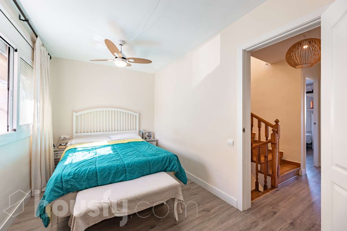 Housfy vende esta amplia casa en Segur de Calafell, ideal para quienes buscan comodidad, amplitud y espacios exteriores donde disfrutar del buen clima durante gran parte del año. La vivienda cuenta con una distribución funcional y acogedora, con un luminoso salón-comedor, cocina equipada, 3 dormitorios y 2 baños completos. Uno de sus principales atractivos son sus amplias y versátiles zonas exteriores. Dispone de jardín privado, piscina privada climatizada, terraza y balcón, espacios perfectos para relajarse, tomar el sol, disfrutar de comidas al aire libre o compartir momentos especiales con familiares y amigos. Gracias a la climatización de la piscina, podrás disfrutar de un baño durante más meses del año. La casa también cuenta con placas solares, aire acondicionado, calefacción y un práctico trastero que aporta un espacio adicional de almacenamiento. Una excelente oportunidad para quienes desean disfrutar de una vivienda espaciosa, con piscina privada climatizada y agradables zonas exteriores en Segur de Calafell. Zona y entorno: Situada en la zona del Jardí d’Europa, en Calafell, la vivienda se encuentra en un entorno residencial tranquilo y familiar. Una ubicación ideal para disfrutar de la calma y la privacidad, sin renunciar a la proximidad de los servicios, comercios y playas de la zona. Aviso legal El precio de venta no incluye gastos de la compraventa como notaría, registro, impuestos, ni tampoco honorarios agencia. Esta publicación no es vinculante. Consulta siempre la nota simple con Housfy antes de formalizar la compraventa. Sobre nosotros Housfy es la plataforma integral de servicios inmobiliarios. Nuestra combinación de expertos y tecnología pone al alcance de todo el mundo servicios cómodos, claros y seguros. AICAT número: 7922. Nos encargamos de la gestión y asesoramiento de la compra. ¡Olvídate de todo! Hacemos los trámites por ti. Y, si además necesitas financiación, ponemos a tu disposición un bróker hipotecario para ayudarte a conseguir las mejores condiciones para tu perfil económico. ¿Quieres visitarla? Contacta con Housfy y agenda tu visita sin compromiso. Más información en: housfy.com En cumplimiento de la Ley 8/2026 en Cataluña, el certificado de presencia o ausencia de amianto se encuentra en proceso de tramitación.-13