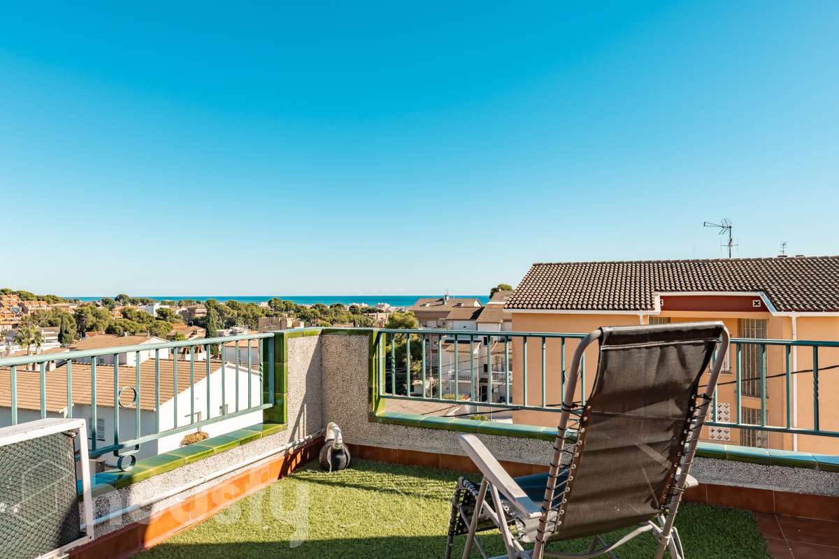 Housfy vende esta amplia casa en Segur de Calafell, ideal para quienes buscan comodidad, amplitud y espacios exteriores donde disfrutar del buen clima durante gran parte del año. La vivienda cuenta con una distribución funcional y acogedora, con un luminoso salón-comedor, cocina equipada, 3 dormitorios y 2 baños completos. Uno de sus principales atractivos son sus amplias y versátiles zonas exteriores. Dispone de jardín privado, piscina privada climatizada, terraza y balcón, espacios perfectos para relajarse, tomar el sol, disfrutar de comidas al aire libre o compartir momentos especiales con familiares y amigos. Gracias a la climatización de la piscina, podrás disfrutar de un baño durante más meses del año. La casa también cuenta con placas solares, aire acondicionado, calefacción y un práctico trastero que aporta un espacio adicional de almacenamiento. Una excelente oportunidad para quienes desean disfrutar de una vivienda espaciosa, con piscina privada climatizada y agradables zonas exteriores en Segur de Calafell. Zona y entorno: Situada en la zona del Jardí d’Europa, en Calafell, la vivienda se encuentra en un entorno residencial tranquilo y familiar. Una ubicación ideal para disfrutar de la calma y la privacidad, sin renunciar a la proximidad de los servicios, comercios y playas de la zona. Aviso legal El precio de venta no incluye gastos de la compraventa como notaría, registro, impuestos, ni tampoco honorarios agencia. Esta publicación no es vinculante. Consulta siempre la nota simple con Housfy antes de formalizar la compraventa. Sobre nosotros Housfy es la plataforma integral de servicios inmobiliarios. Nuestra combinación de expertos y tecnología pone al alcance de todo el mundo servicios cómodos, claros y seguros. AICAT número: 7922. Nos encargamos de la gestión y asesoramiento de la compra. ¡Olvídate de todo! Hacemos los trámites por ti. Y, si además necesitas financiación, ponemos a tu disposición un bróker hipotecario para ayudarte a conseguir las mejores condiciones para tu perfil económico. ¿Quieres visitarla? Contacta con Housfy y agenda tu visita sin compromiso. Más información en: housfy.com En cumplimiento de la Ley 8/2026 en Cataluña, el certificado de presencia o ausencia de amianto se encuentra en proceso de tramitación.-29