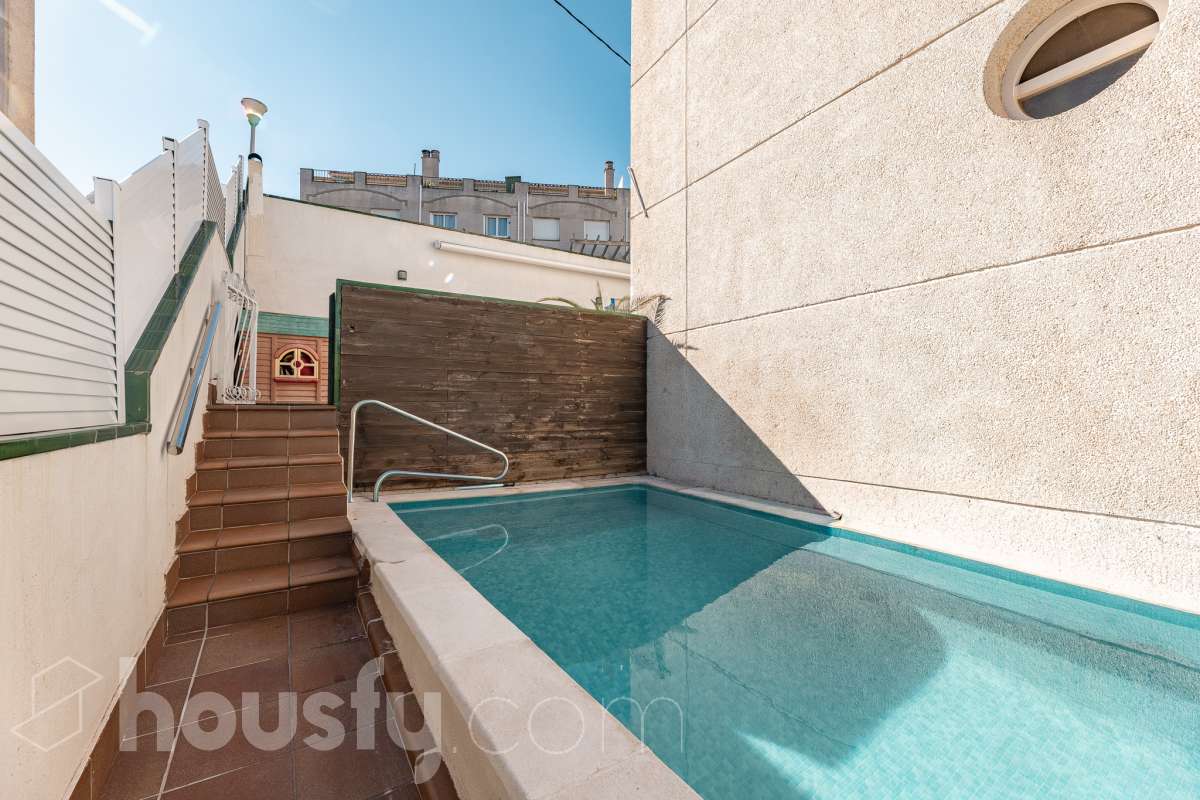 Housfy vende esta amplia casa en Segur de Calafell, ideal para quienes buscan comodidad, amplitud y espacios exteriores donde disfrutar del buen clima durante gran parte del año. La vivienda cuenta con una distribución funcional y acogedora, con un luminoso salón-comedor, cocina equipada, 3 dormitorios y 2 baños completos. Uno de sus principales atractivos son sus amplias y versátiles zonas exteriores. Dispone de jardín privado, piscina privada climatizada, terraza y balcón, espacios perfectos para relajarse, tomar el sol, disfrutar de comidas al aire libre o compartir momentos especiales con familiares y amigos. Gracias a la climatización de la piscina, podrás disfrutar de un baño durante más meses del año. La casa también cuenta con placas solares, aire acondicionado, calefacción y un práctico trastero que aporta un espacio adicional de almacenamiento. Una excelente oportunidad para quienes desean disfrutar de una vivienda espaciosa, con piscina privada climatizada y agradables zonas exteriores en Segur de Calafell. Zona y entorno: Situada en la zona del Jardí d’Europa, en Calafell, la vivienda se encuentra en un entorno residencial tranquilo y familiar. Una ubicación ideal para disfrutar de la calma y la privacidad, sin renunciar a la proximidad de los servicios, comercios y playas de la zona. Aviso legal El precio de venta no incluye gastos de la compraventa como notaría, registro, impuestos, ni tampoco honorarios agencia. Esta publicación no es vinculante. Consulta siempre la nota simple con Housfy antes de formalizar la compraventa. Sobre nosotros Housfy es la plataforma integral de servicios inmobiliarios. Nuestra combinación de expertos y tecnología pone al alcance de todo el mundo servicios cómodos, claros y seguros. AICAT número: 7922. Nos encargamos de la gestión y asesoramiento de la compra. ¡Olvídate de todo! Hacemos los trámites por ti. Y, si además necesitas financiación, ponemos a tu disposición un bróker hipotecario para ayudarte a conseguir las mejores condiciones para tu perfil económico. ¿Quieres visitarla? Contacta con Housfy y agenda tu visita sin compromiso. Más información en: housfy.com En cumplimiento de la Ley 8/2026 en Cataluña, el certificado de presencia o ausencia de amianto se encuentra en proceso de tramitación.-35