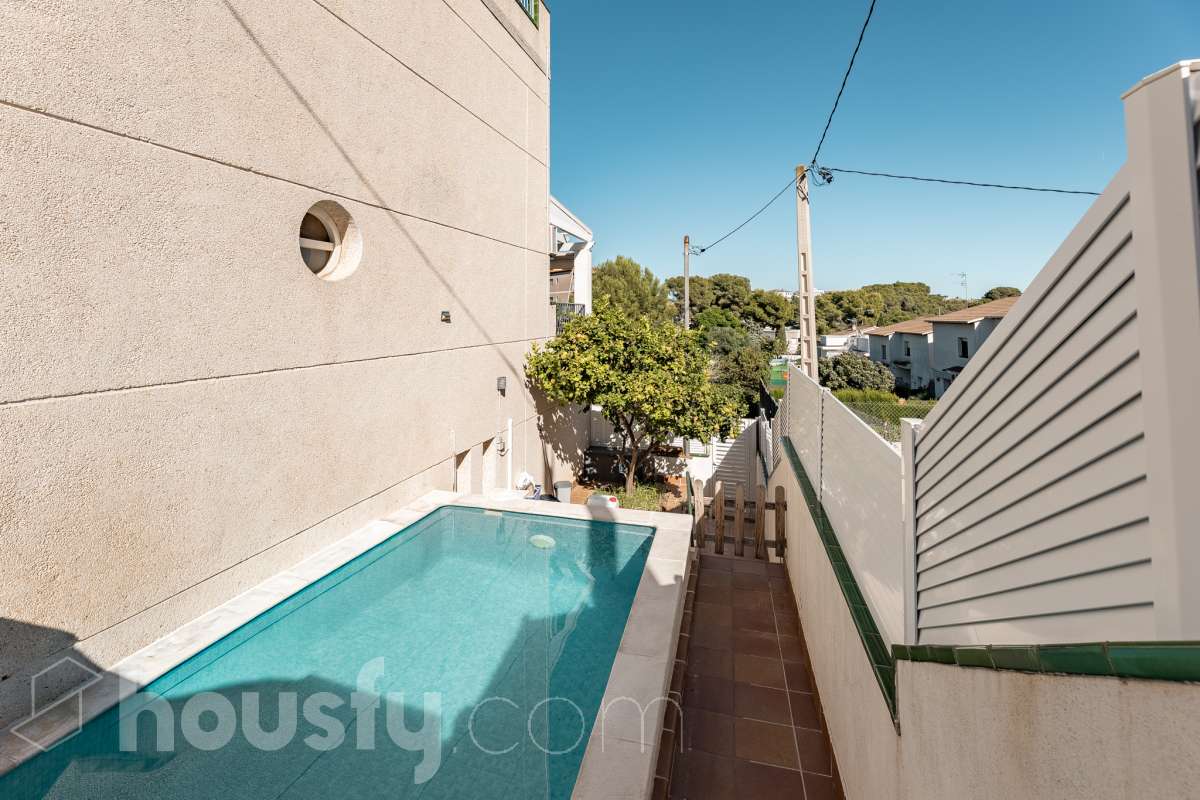 Housfy vende esta amplia casa en Segur de Calafell, ideal para quienes buscan comodidad, amplitud y espacios exteriores donde disfrutar del buen clima durante gran parte del año. La vivienda cuenta con una distribución funcional y acogedora, con un luminoso salón-comedor, cocina equipada, 3 dormitorios y 2 baños completos. Uno de sus principales atractivos son sus amplias y versátiles zonas exteriores. Dispone de jardín privado, piscina privada climatizada, terraza y balcón, espacios perfectos para relajarse, tomar el sol, disfrutar de comidas al aire libre o compartir momentos especiales con familiares y amigos. Gracias a la climatización de la piscina, podrás disfrutar de un baño durante más meses del año. La casa también cuenta con placas solares, aire acondicionado, calefacción y un práctico trastero que aporta un espacio adicional de almacenamiento. Una excelente oportunidad para quienes desean disfrutar de una vivienda espaciosa, con piscina privada climatizada y agradables zonas exteriores en Segur de Calafell. Zona y entorno: Situada en la zona del Jardí d’Europa, en Calafell, la vivienda se encuentra en un entorno residencial tranquilo y familiar. Una ubicación ideal para disfrutar de la calma y la privacidad, sin renunciar a la proximidad de los servicios, comercios y playas de la zona. Aviso legal El precio de venta no incluye gastos de la compraventa como notaría, registro, impuestos, ni tampoco honorarios agencia. Esta publicación no es vinculante. Consulta siempre la nota simple con Housfy antes de formalizar la compraventa. Sobre nosotros Housfy es la plataforma integral de servicios inmobiliarios. Nuestra combinación de expertos y tecnología pone al alcance de todo el mundo servicios cómodos, claros y seguros. AICAT número: 7922. Nos encargamos de la gestión y asesoramiento de la compra. ¡Olvídate de todo! Hacemos los trámites por ti. Y, si además necesitas financiación, ponemos a tu disposición un bróker hipotecario para ayudarte a conseguir las mejores condiciones para tu perfil económico. ¿Quieres visitarla? Contacta con Housfy y agenda tu visita sin compromiso. Más información en: housfy.com En cumplimiento de la Ley 8/2026 en Cataluña, el certificado de presencia o ausencia de amianto se encuentra en proceso de tramitación.-34