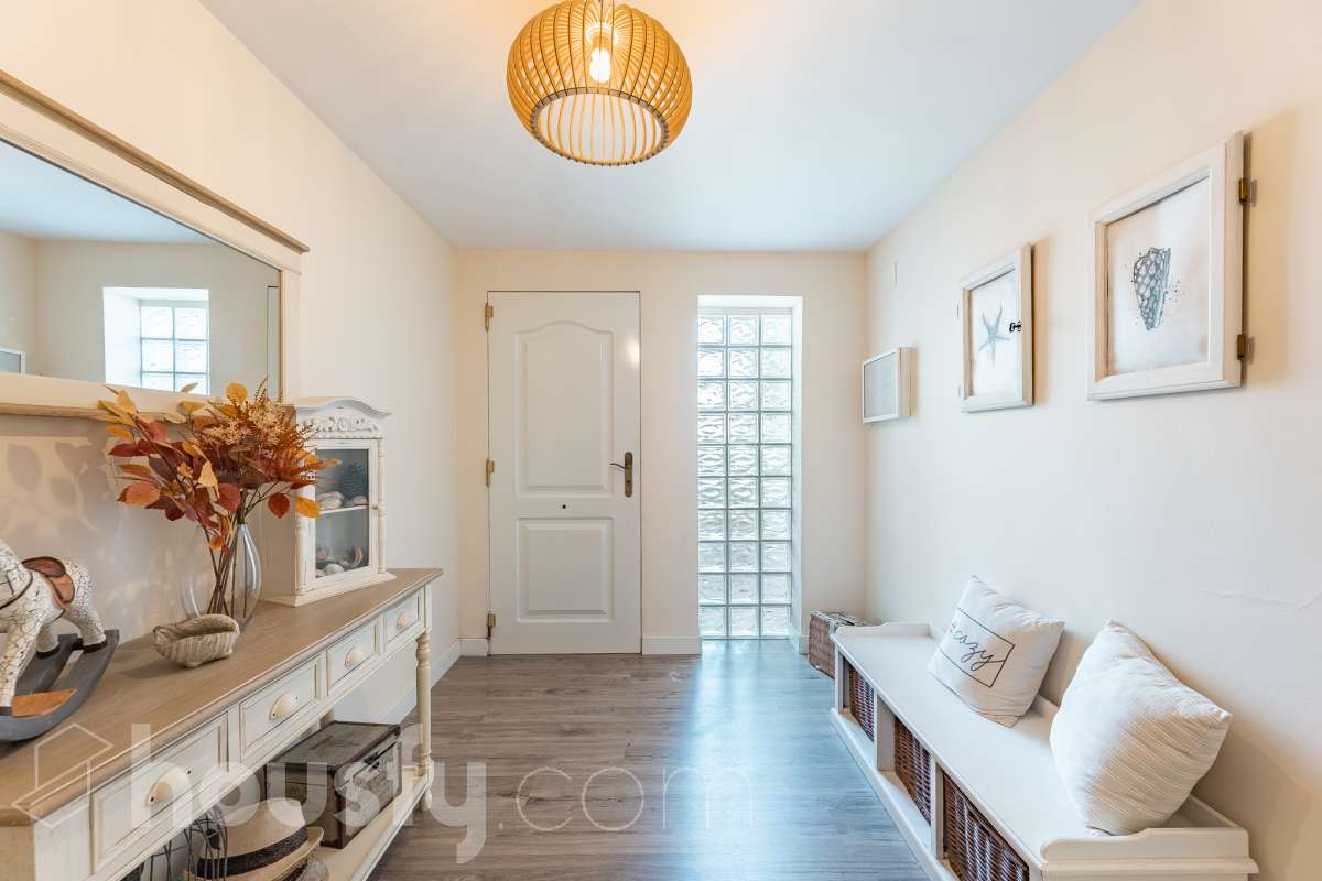 Housfy vende esta amplia casa en Segur de Calafell, ideal para quienes buscan comodidad, amplitud y espacios exteriores donde disfrutar del buen clima durante gran parte del año. La vivienda cuenta con una distribución funcional y acogedora, con un luminoso salón-comedor, cocina equipada, 3 dormitorios y 2 baños completos. Uno de sus principales atractivos son sus amplias y versátiles zonas exteriores. Dispone de jardín privado, piscina privada climatizada, terraza y balcón, espacios perfectos para relajarse, tomar el sol, disfrutar de comidas al aire libre o compartir momentos especiales con familiares y amigos. Gracias a la climatización de la piscina, podrás disfrutar de un baño durante más meses del año. La casa también cuenta con placas solares, aire acondicionado, calefacción y un práctico trastero que aporta un espacio adicional de almacenamiento. Una excelente oportunidad para quienes desean disfrutar de una vivienda espaciosa, con piscina privada climatizada y agradables zonas exteriores en Segur de Calafell. Zona y entorno: Situada en la zona del Jardí d’Europa, en Calafell, la vivienda se encuentra en un entorno residencial tranquilo y familiar. Una ubicación ideal para disfrutar de la calma y la privacidad, sin renunciar a la proximidad de los servicios, comercios y playas de la zona. Aviso legal El precio de venta no incluye gastos de la compraventa como notaría, registro, impuestos, ni tampoco honorarios agencia. Esta publicación no es vinculante. Consulta siempre la nota simple con Housfy antes de formalizar la compraventa. Sobre nosotros Housfy es la plataforma integral de servicios inmobiliarios. Nuestra combinación de expertos y tecnología pone al alcance de todo el mundo servicios cómodos, claros y seguros. AICAT número: 7922. Nos encargamos de la gestión y asesoramiento de la compra. ¡Olvídate de todo! Hacemos los trámites por ti. Y, si además necesitas financiación, ponemos a tu disposición un bróker hipotecario para ayudarte a conseguir las mejores condiciones para tu perfil económico. ¿Quieres visitarla? Contacta con Housfy y agenda tu visita sin compromiso. Más información en: housfy.com En cumplimiento de la Ley 8/2026 en Cataluña, el certificado de presencia o ausencia de amianto se encuentra en proceso de tramitación.-46