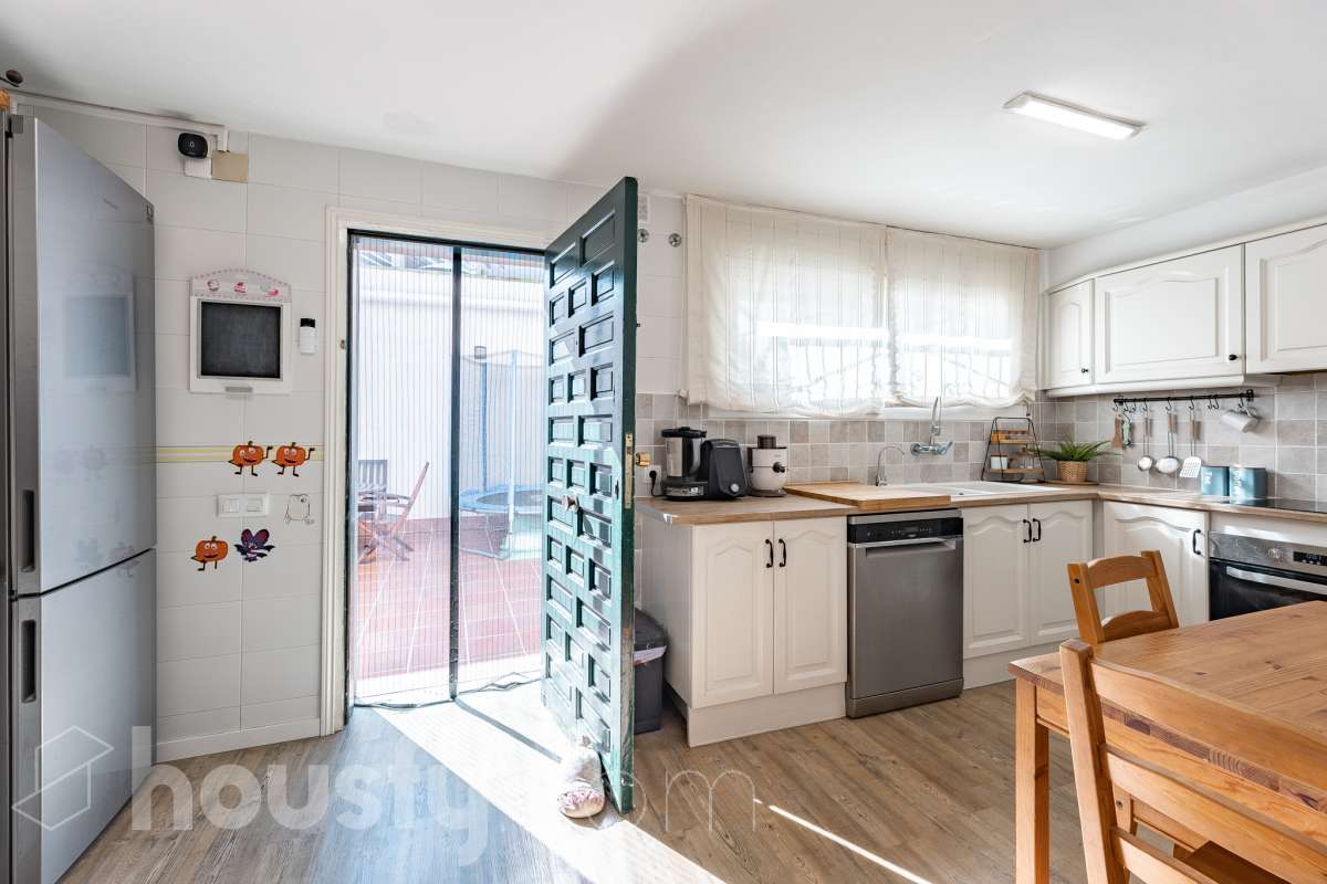 Housfy vende esta amplia casa en Segur de Calafell, ideal para quienes buscan comodidad, amplitud y espacios exteriores donde disfrutar del buen clima durante gran parte del año. La vivienda cuenta con una distribución funcional y acogedora, con un luminoso salón-comedor, cocina equipada, 3 dormitorios y 2 baños completos. Uno de sus principales atractivos son sus amplias y versátiles zonas exteriores. Dispone de jardín privado, piscina privada climatizada, terraza y balcón, espacios perfectos para relajarse, tomar el sol, disfrutar de comidas al aire libre o compartir momentos especiales con familiares y amigos. Gracias a la climatización de la piscina, podrás disfrutar de un baño durante más meses del año. La casa también cuenta con placas solares, aire acondicionado, calefacción y un práctico trastero que aporta un espacio adicional de almacenamiento. Una excelente oportunidad para quienes desean disfrutar de una vivienda espaciosa, con piscina privada climatizada y agradables zonas exteriores en Segur de Calafell. Zona y entorno: Situada en la zona del Jardí d’Europa, en Calafell, la vivienda se encuentra en un entorno residencial tranquilo y familiar. Una ubicación ideal para disfrutar de la calma y la privacidad, sin renunciar a la proximidad de los servicios, comercios y playas de la zona. Aviso legal El precio de venta no incluye gastos de la compraventa como notaría, registro, impuestos, ni tampoco honorarios agencia. Esta publicación no es vinculante. Consulta siempre la nota simple con Housfy antes de formalizar la compraventa. Sobre nosotros Housfy es la plataforma integral de servicios inmobiliarios. Nuestra combinación de expertos y tecnología pone al alcance de todo el mundo servicios cómodos, claros y seguros. AICAT número: 7922. Nos encargamos de la gestión y asesoramiento de la compra. ¡Olvídate de todo! Hacemos los trámites por ti. Y, si además necesitas financiación, ponemos a tu disposición un bróker hipotecario para ayudarte a conseguir las mejores condiciones para tu perfil económico. ¿Quieres visitarla? Contacta con Housfy y agenda tu visita sin compromiso. Más información en: housfy.com En cumplimiento de la Ley 8/2026 en Cataluña, el certificado de presencia o ausencia de amianto se encuentra en proceso de tramitación.-16