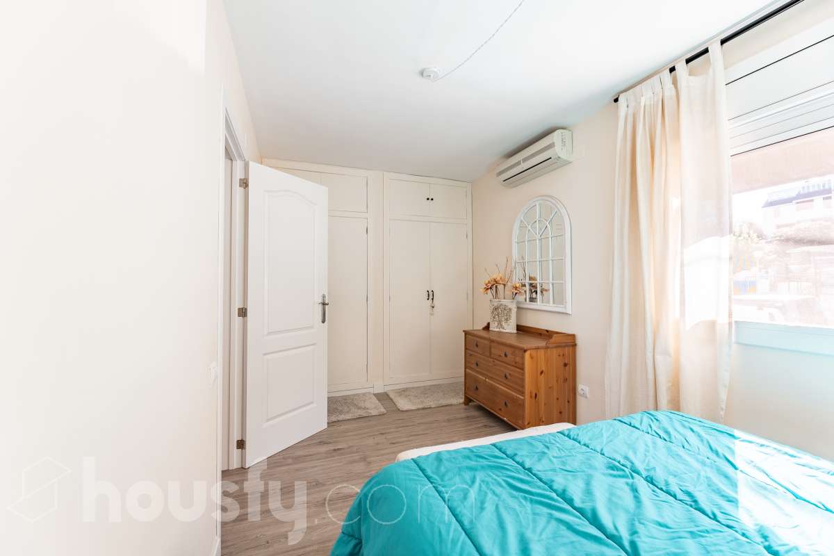 Housfy vende esta amplia casa en Segur de Calafell, ideal para quienes buscan comodidad, amplitud y espacios exteriores donde disfrutar del buen clima durante gran parte del año. La vivienda cuenta con una distribución funcional y acogedora, con un luminoso salón-comedor, cocina equipada, 3 dormitorios y 2 baños completos. Uno de sus principales atractivos son sus amplias y versátiles zonas exteriores. Dispone de jardín privado, piscina privada climatizada, terraza y balcón, espacios perfectos para relajarse, tomar el sol, disfrutar de comidas al aire libre o compartir momentos especiales con familiares y amigos. Gracias a la climatización de la piscina, podrás disfrutar de un baño durante más meses del año. La casa también cuenta con placas solares, aire acondicionado, calefacción y un práctico trastero que aporta un espacio adicional de almacenamiento. Una excelente oportunidad para quienes desean disfrutar de una vivienda espaciosa, con piscina privada climatizada y agradables zonas exteriores en Segur de Calafell. Zona y entorno: Situada en la zona del Jardí d’Europa, en Calafell, la vivienda se encuentra en un entorno residencial tranquilo y familiar. Una ubicación ideal para disfrutar de la calma y la privacidad, sin renunciar a la proximidad de los servicios, comercios y playas de la zona. Aviso legal El precio de venta no incluye gastos de la compraventa como notaría, registro, impuestos, ni tampoco honorarios agencia. Esta publicación no es vinculante. Consulta siempre la nota simple con Housfy antes de formalizar la compraventa. Sobre nosotros Housfy es la plataforma integral de servicios inmobiliarios. Nuestra combinación de expertos y tecnología pone al alcance de todo el mundo servicios cómodos, claros y seguros. AICAT número: 7922. Nos encargamos de la gestión y asesoramiento de la compra. ¡Olvídate de todo! Hacemos los trámites por ti. Y, si además necesitas financiación, ponemos a tu disposición un bróker hipotecario para ayudarte a conseguir las mejores condiciones para tu perfil económico. ¿Quieres visitarla? Contacta con Housfy y agenda tu visita sin compromiso. Más información en: housfy.com En cumplimiento de la Ley 8/2026 en Cataluña, el certificado de presencia o ausencia de amianto se encuentra en proceso de tramitación.-14