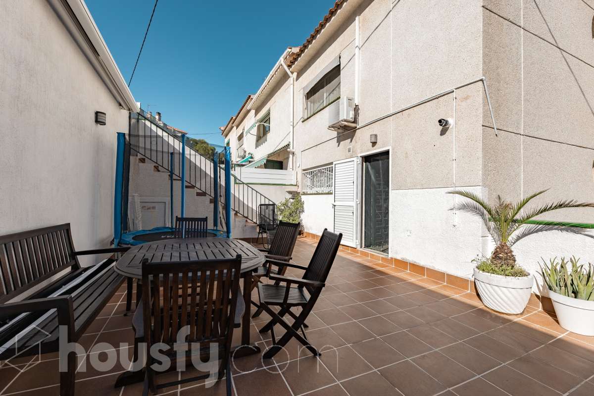 Housfy vende esta amplia casa en Segur de Calafell, ideal para quienes buscan comodidad, amplitud y espacios exteriores donde disfrutar del buen clima durante gran parte del año. La vivienda cuenta con una distribución funcional y acogedora, con un luminoso salón-comedor, cocina equipada, 3 dormitorios y 2 baños completos. Uno de sus principales atractivos son sus amplias y versátiles zonas exteriores. Dispone de jardín privado, piscina privada climatizada, terraza y balcón, espacios perfectos para relajarse, tomar el sol, disfrutar de comidas al aire libre o compartir momentos especiales con familiares y amigos. Gracias a la climatización de la piscina, podrás disfrutar de un baño durante más meses del año. La casa también cuenta con placas solares, aire acondicionado, calefacción y un práctico trastero que aporta un espacio adicional de almacenamiento. Una excelente oportunidad para quienes desean disfrutar de una vivienda espaciosa, con piscina privada climatizada y agradables zonas exteriores en Segur de Calafell. Zona y entorno: Situada en la zona del Jardí d’Europa, en Calafell, la vivienda se encuentra en un entorno residencial tranquilo y familiar. Una ubicación ideal para disfrutar de la calma y la privacidad, sin renunciar a la proximidad de los servicios, comercios y playas de la zona. Aviso legal El precio de venta no incluye gastos de la compraventa como notaría, registro, impuestos, ni tampoco honorarios agencia. Esta publicación no es vinculante. Consulta siempre la nota simple con Housfy antes de formalizar la compraventa. Sobre nosotros Housfy es la plataforma integral de servicios inmobiliarios. Nuestra combinación de expertos y tecnología pone al alcance de todo el mundo servicios cómodos, claros y seguros. AICAT número: 7922. Nos encargamos de la gestión y asesoramiento de la compra. ¡Olvídate de todo! Hacemos los trámites por ti. Y, si además necesitas financiación, ponemos a tu disposición un bróker hipotecario para ayudarte a conseguir las mejores condiciones para tu perfil económico. ¿Quieres visitarla? Contacta con Housfy y agenda tu visita sin compromiso. Más información en: housfy.com En cumplimiento de la Ley 8/2026 en Cataluña, el certificado de presencia o ausencia de amianto se encuentra en proceso de tramitación.-33