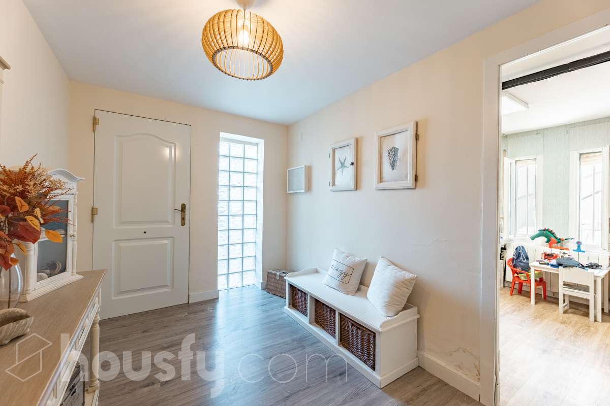 Housfy vende esta amplia casa en Segur de Calafell, ideal para quienes buscan comodidad, amplitud y espacios exteriores donde disfrutar del buen clima durante gran parte del año. La vivienda cuenta con una distribución funcional y acogedora, con un luminoso salón-comedor, cocina equipada, 3 dormitorios y 2 baños completos. Uno de sus principales atractivos son sus amplias y versátiles zonas exteriores. Dispone de jardín privado, piscina privada climatizada, terraza y balcón, espacios perfectos para relajarse, tomar el sol, disfrutar de comidas al aire libre o compartir momentos especiales con familiares y amigos. Gracias a la climatización de la piscina, podrás disfrutar de un baño durante más meses del año. La casa también cuenta con placas solares, aire acondicionado, calefacción y un práctico trastero que aporta un espacio adicional de almacenamiento. Una excelente oportunidad para quienes desean disfrutar de una vivienda espaciosa, con piscina privada climatizada y agradables zonas exteriores en Segur de Calafell. Zona y entorno: Situada en la zona del Jardí d’Europa, en Calafell, la vivienda se encuentra en un entorno residencial tranquilo y familiar. Una ubicación ideal para disfrutar de la calma y la privacidad, sin renunciar a la proximidad de los servicios, comercios y playas de la zona. Aviso legal El precio de venta no incluye gastos de la compraventa como notaría, registro, impuestos, ni tampoco honorarios agencia. Esta publicación no es vinculante. Consulta siempre la nota simple con Housfy antes de formalizar la compraventa. Sobre nosotros Housfy es la plataforma integral de servicios inmobiliarios. Nuestra combinación de expertos y tecnología pone al alcance de todo el mundo servicios cómodos, claros y seguros. AICAT número: 7922. Nos encargamos de la gestión y asesoramiento de la compra. ¡Olvídate de todo! Hacemos los trámites por ti. Y, si además necesitas financiación, ponemos a tu disposición un bróker hipotecario para ayudarte a conseguir las mejores condiciones para tu perfil económico. ¿Quieres visitarla? Contacta con Housfy y agenda tu visita sin compromiso. Más información en: housfy.com En cumplimiento de la Ley 8/2026 en Cataluña, el certificado de presencia o ausencia de amianto se encuentra en proceso de tramitación.-47